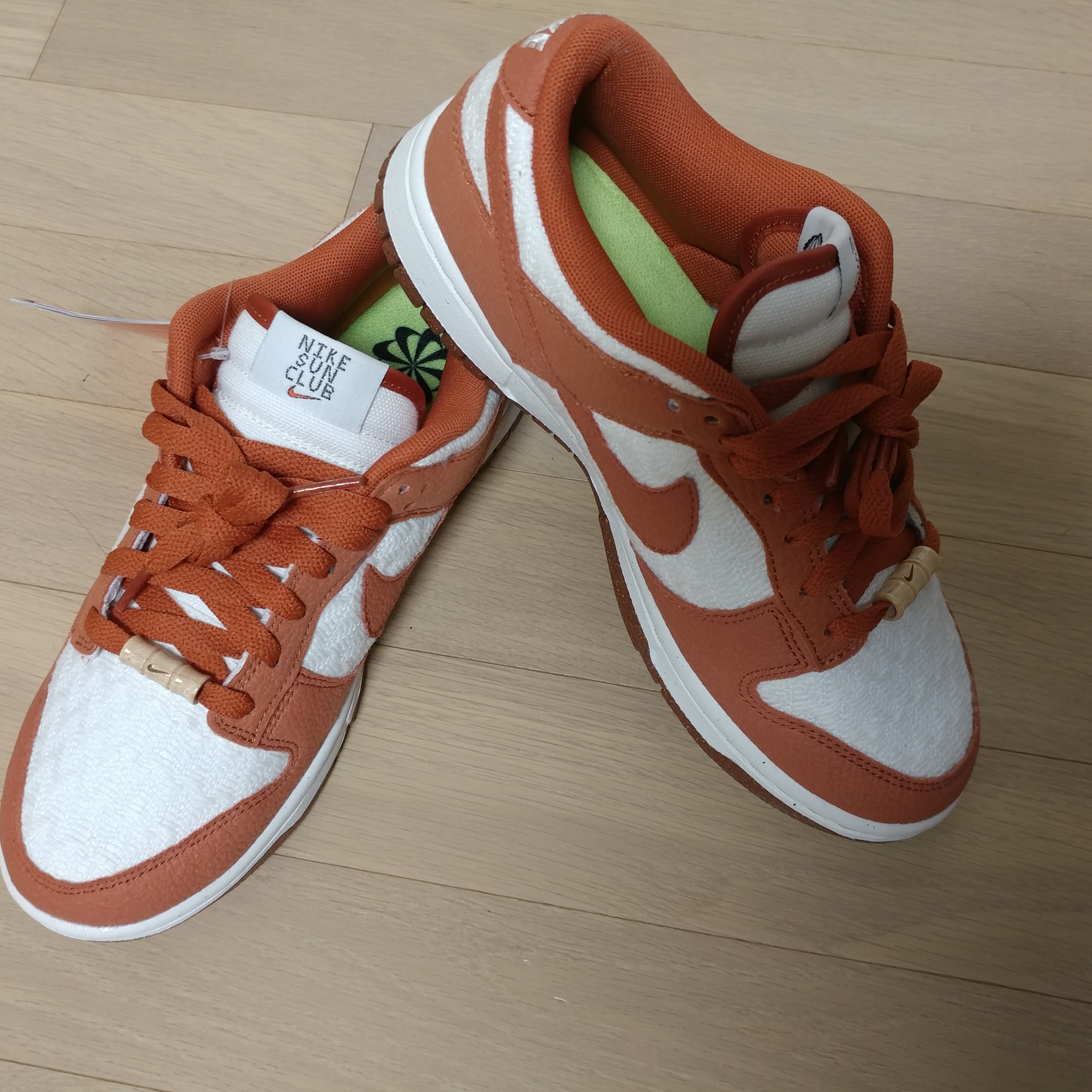 (W) Nike Dunk Low SE Sun Club Burnt Sunrise 착용 스타일