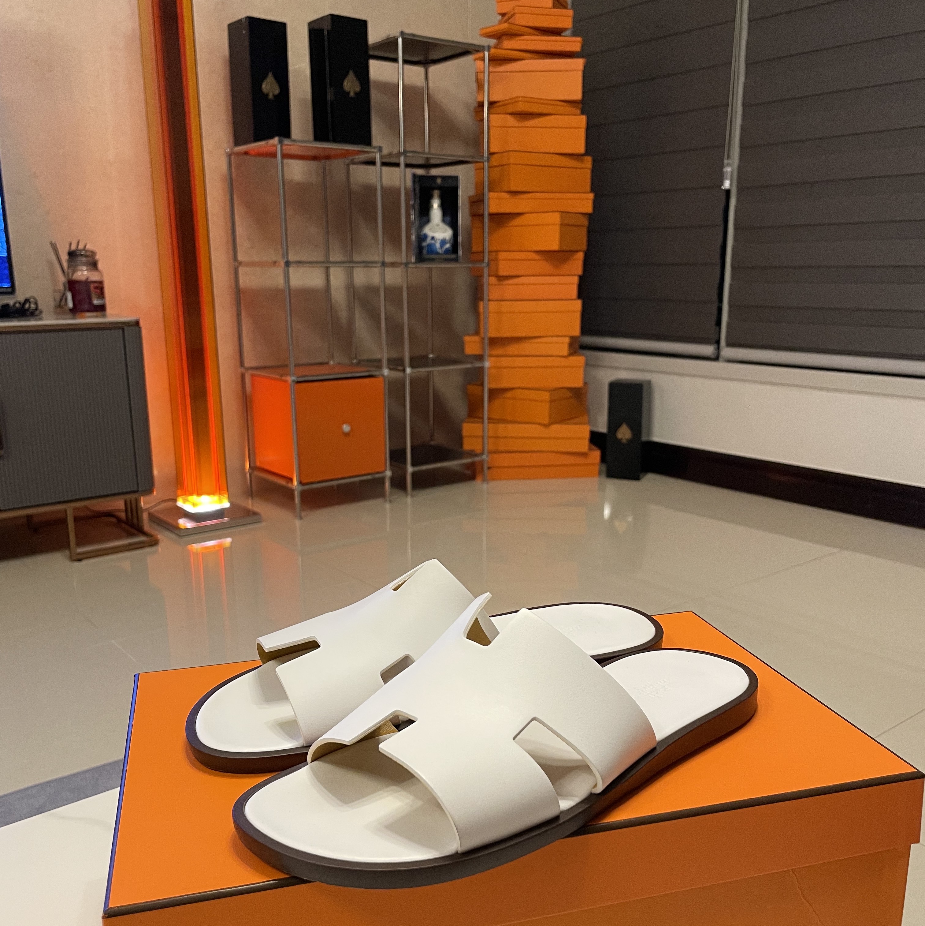 Hermes Izmir Sandal Calfskin & Blanc 착용 스타일