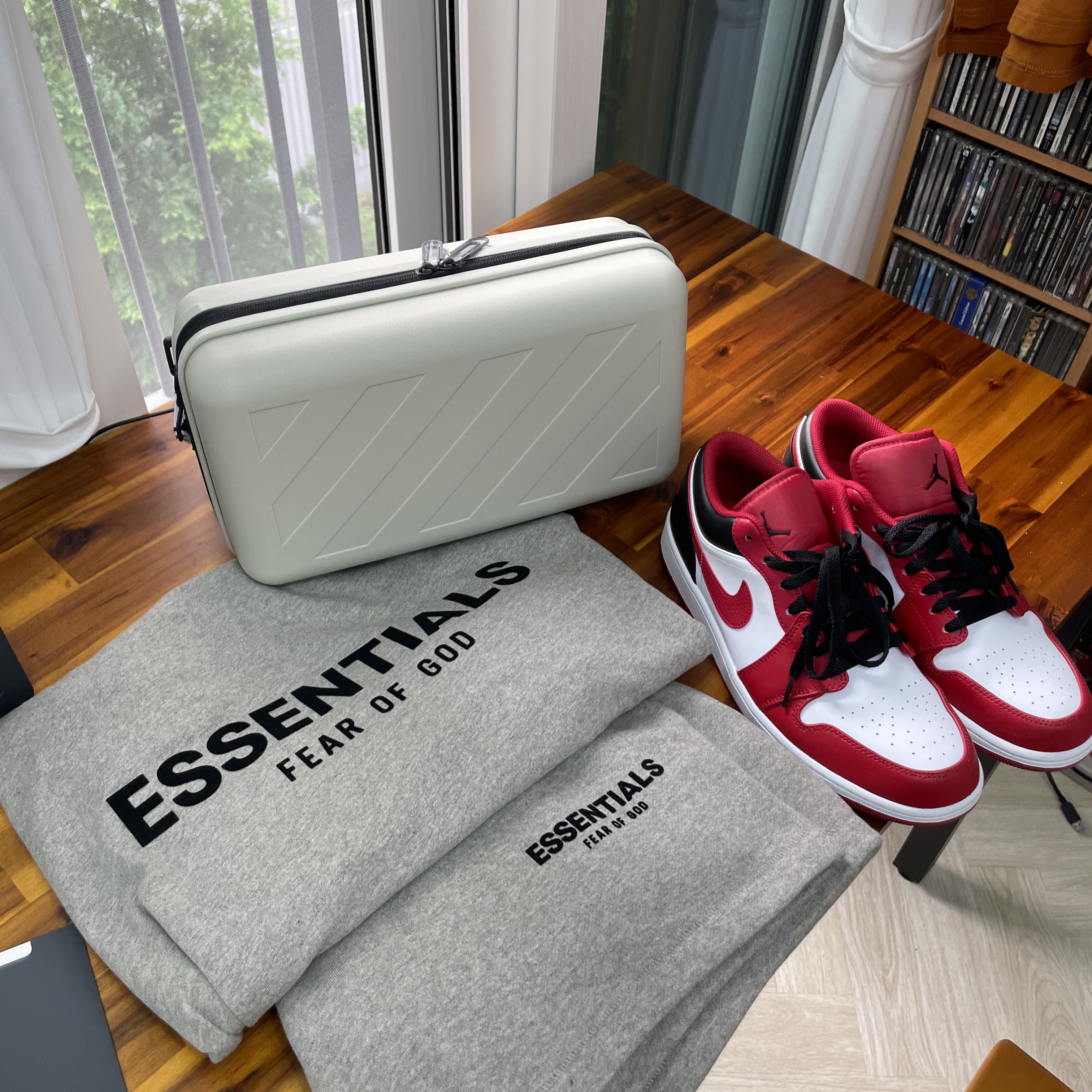 Off-White x Amore Pacific Protection Box (Without Cosmetics), Essentials The Core Collection T-Shirt Dark Oatmeal 착용 스타일 - 1