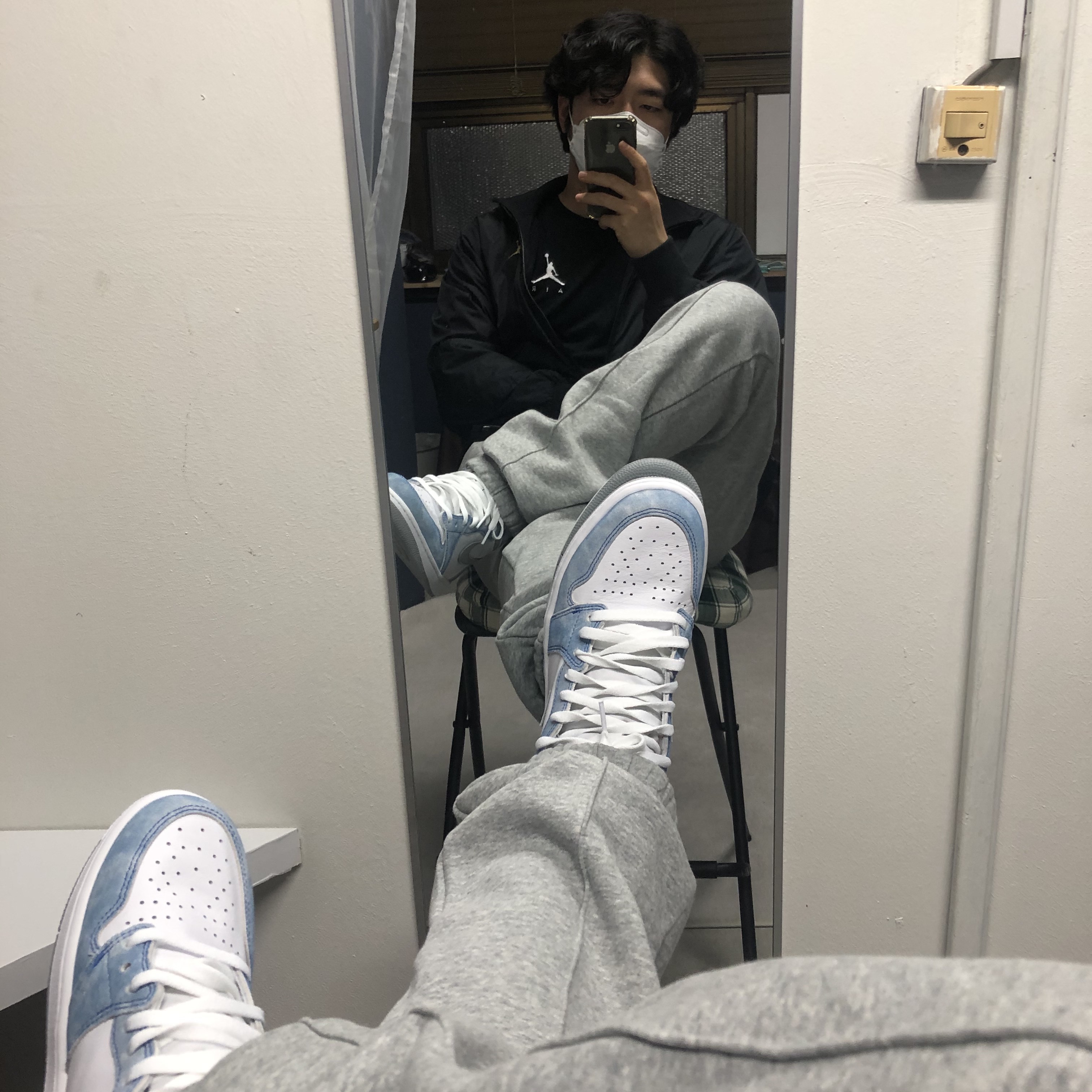 Jordan 1 Retro High OG Hyper Royal, Nike NRG Solo Swoosh Fleece Pants Dark Grey Heather - US/EU 착용 스타일