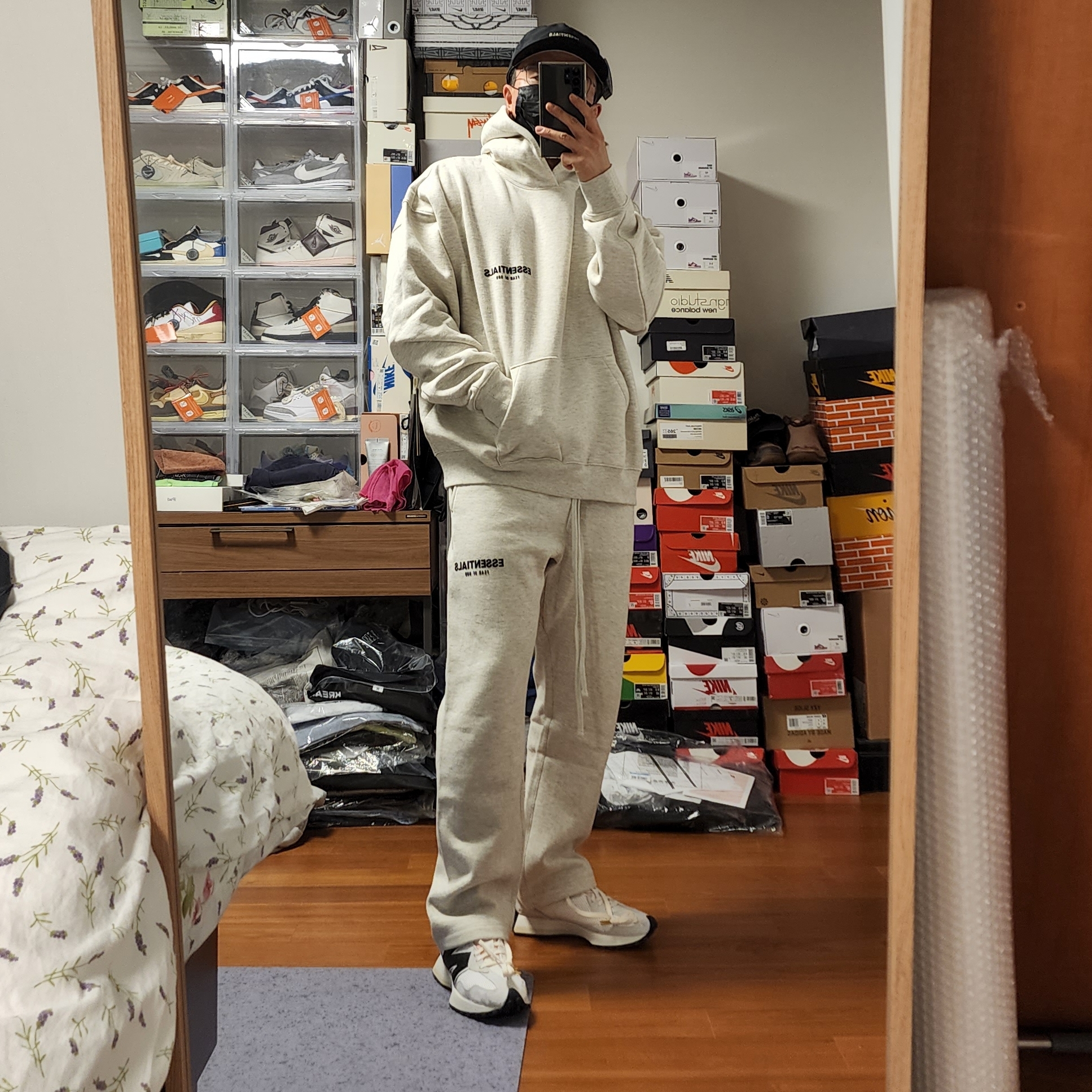Essentials The Core Collection Hoodie Light Oatmeal, Essentials The Core Collection Relaxed Sweatpants Light Oatmeal 착용 스타일 - 1