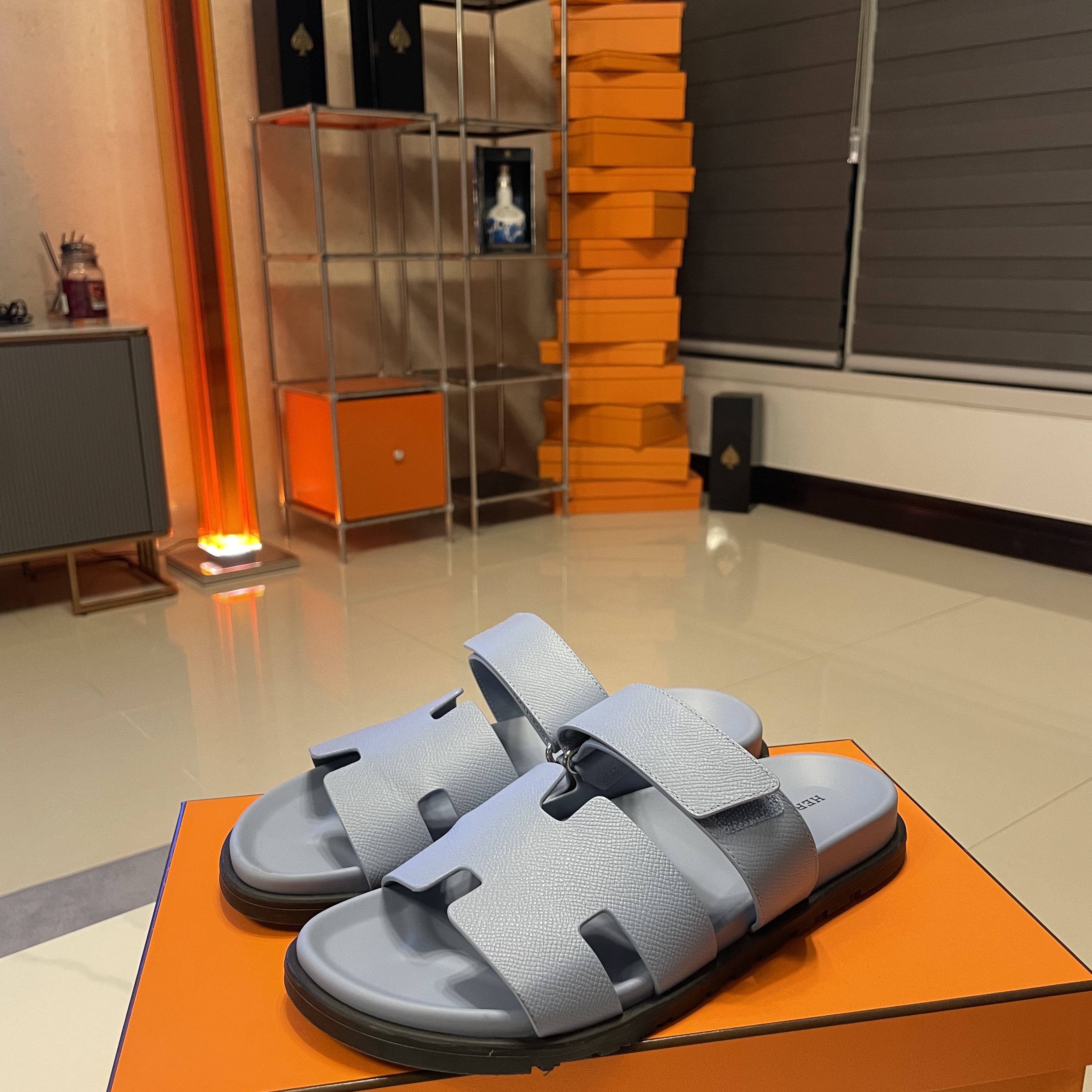 Hermes Chypre Sandal Calfskin & Bleu Allure 착용 스타일