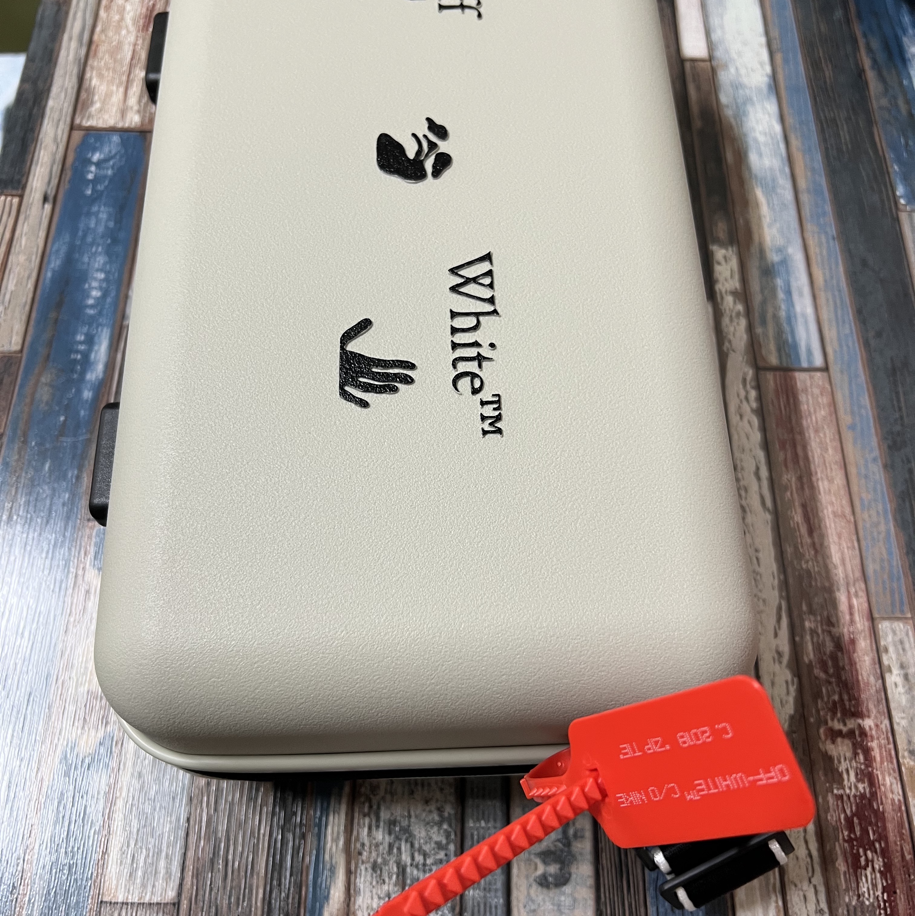 Off-White x Amore Pacific Protection Box (Without Cosmetics) 착용 스타일 - 2