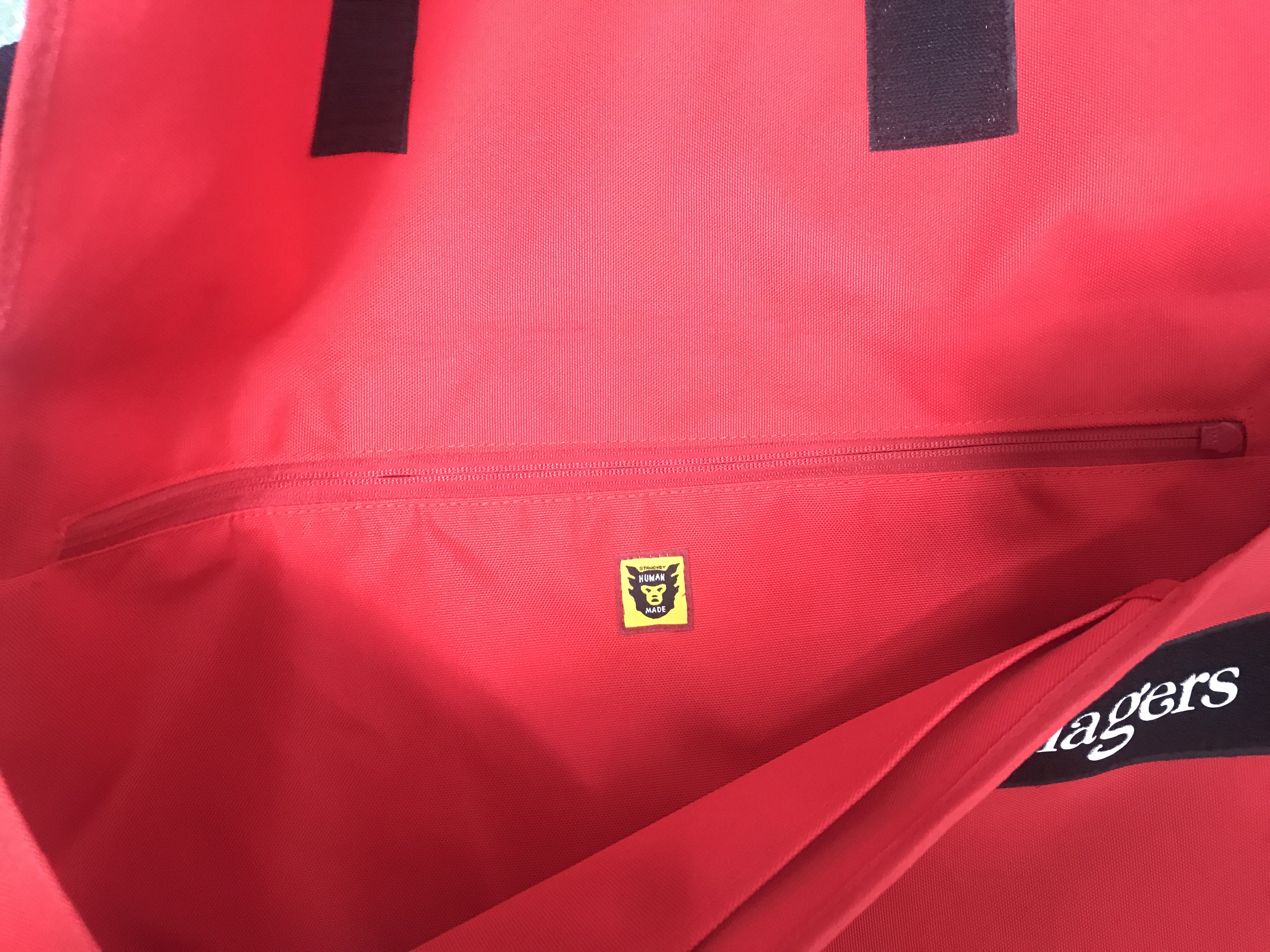 Human Made x Brooklyn Machine Works x Verdy Girls Don't Cry Messenger Bag Red 착용 스타일 - 4