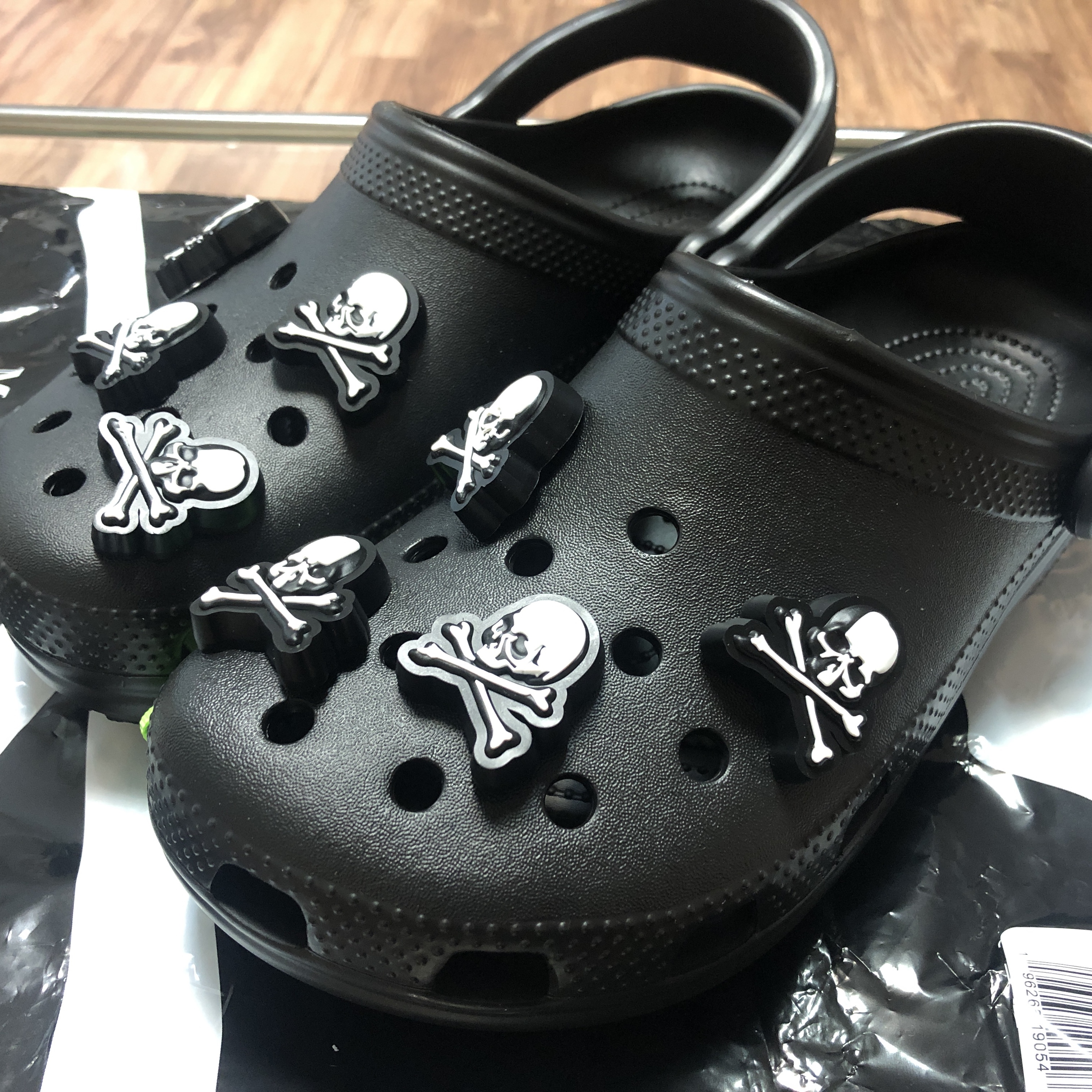 Crocs x Mastermind Classic Clog Black 착용 스타일 - 1