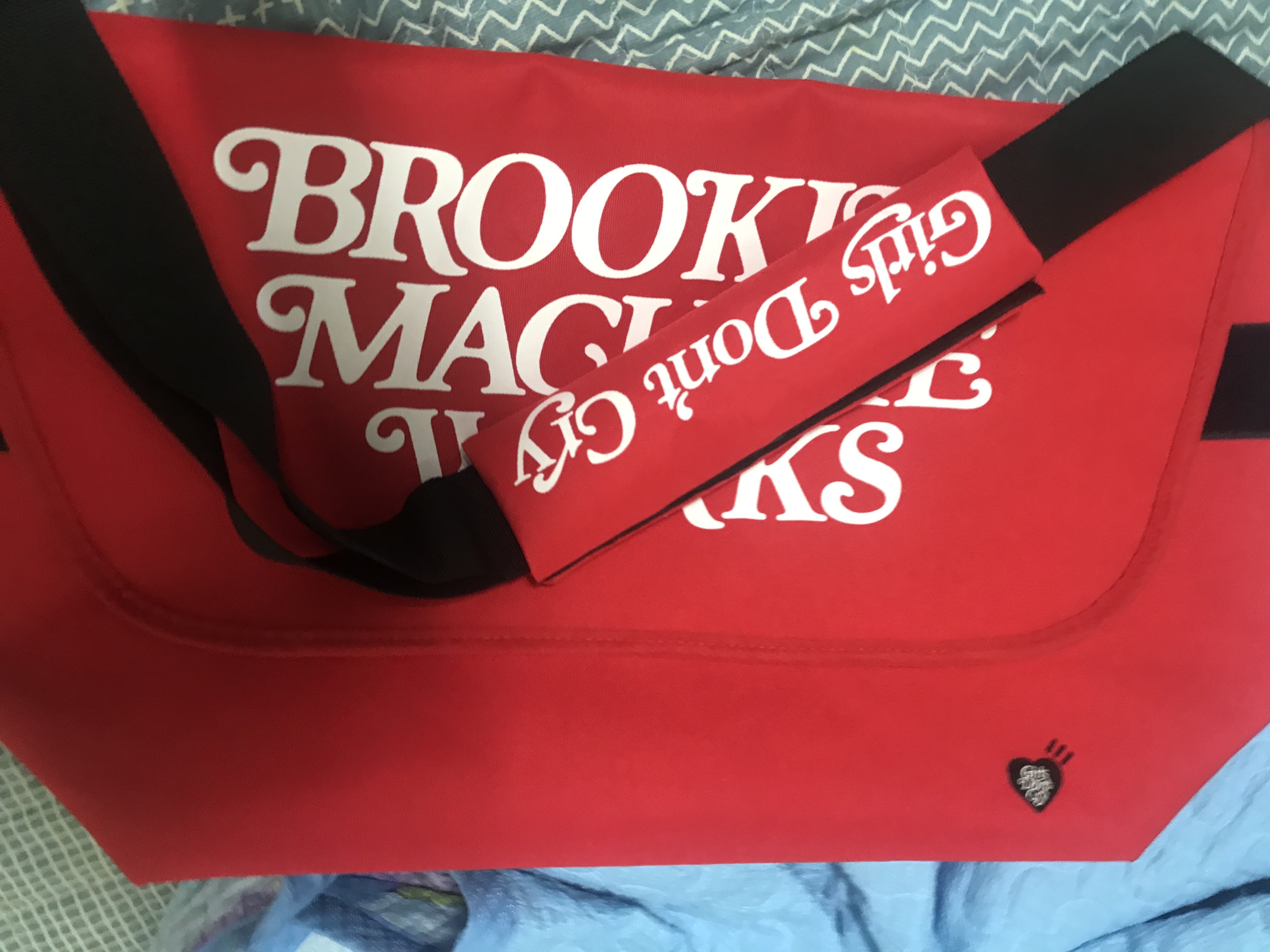 Human Made x Brooklyn Machine Works x Verdy Girls Don't Cry Messenger Bag Red 착용 스타일 - 2