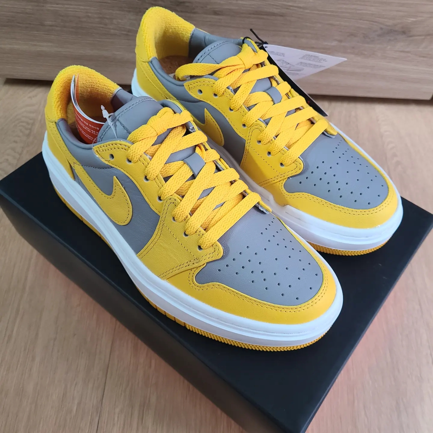 (W) Jordan 1 Elevate Low Cement Grey Varsity Maize 착용 스타일 - 1