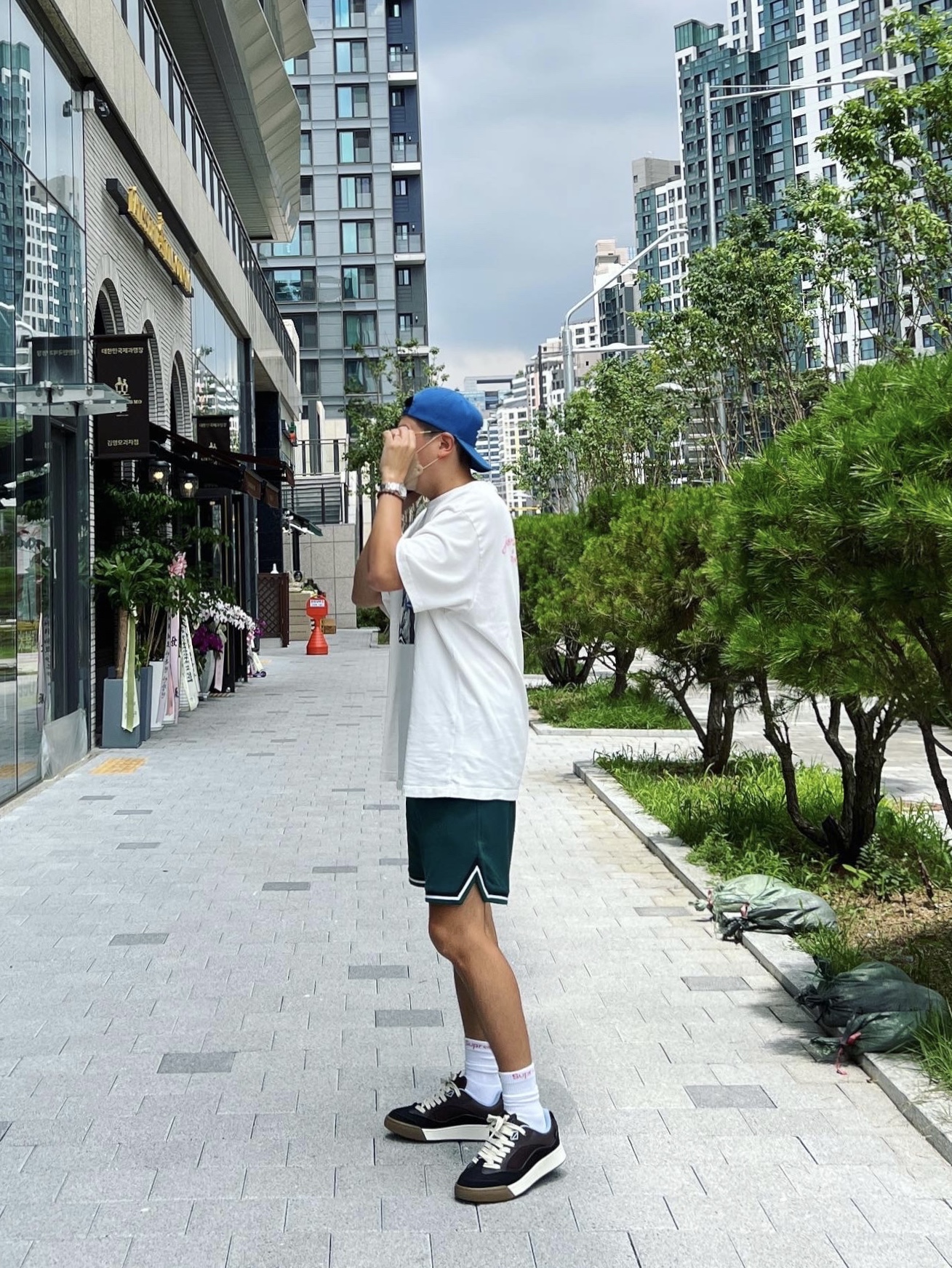 Dior x Cactus Jack B713 Sneakers Mocha Black 착용 스타일 - 1