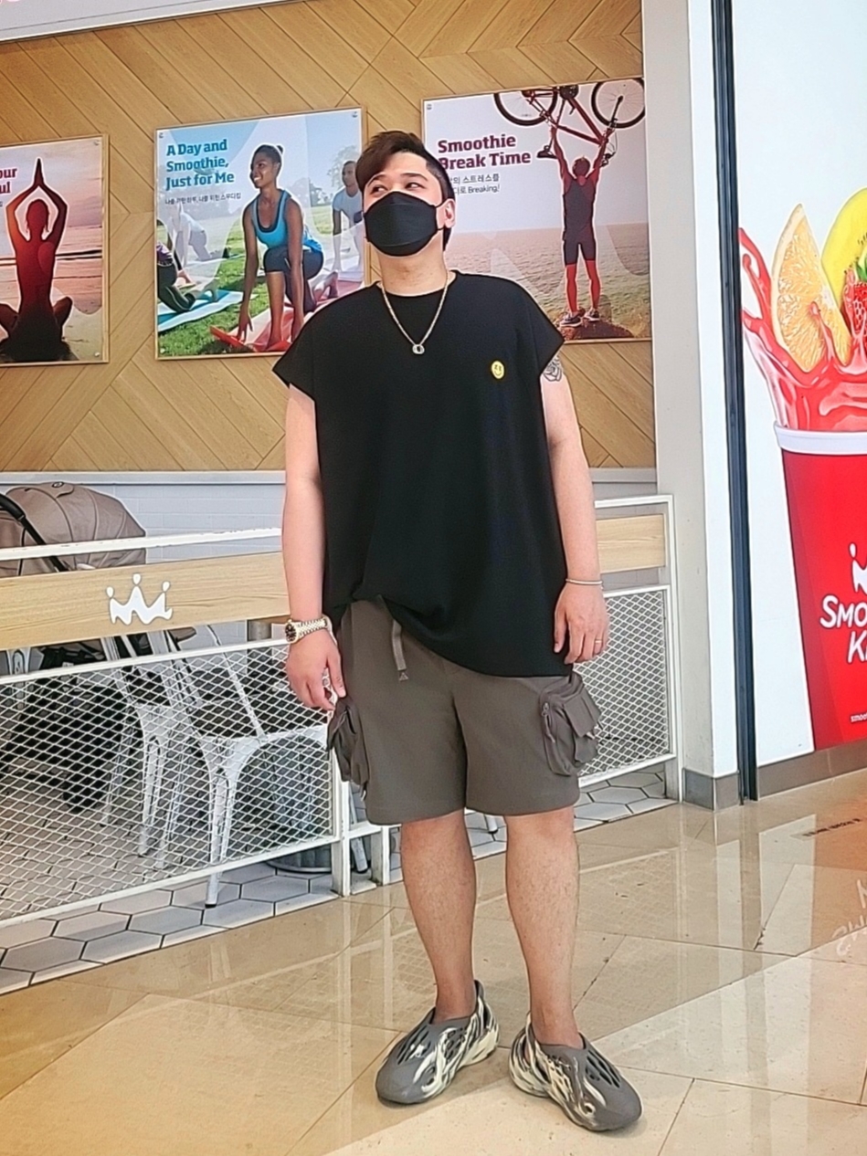 Adidas Yeezy Foam RNNR MXT Moon Gray, Nike ACG Cargo Shorts Ironstone - Asia 착용 스타일 - 1