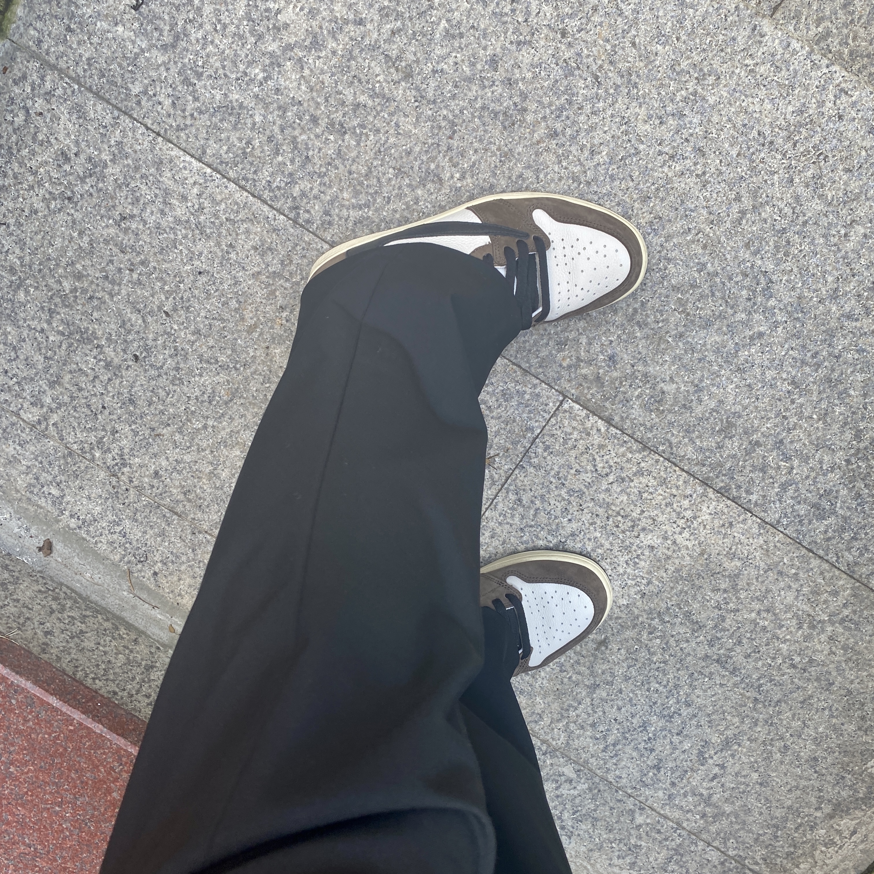 Jordan 1 x Travis Scott Retro High OG SP Mocha 착용 스타일 - 2