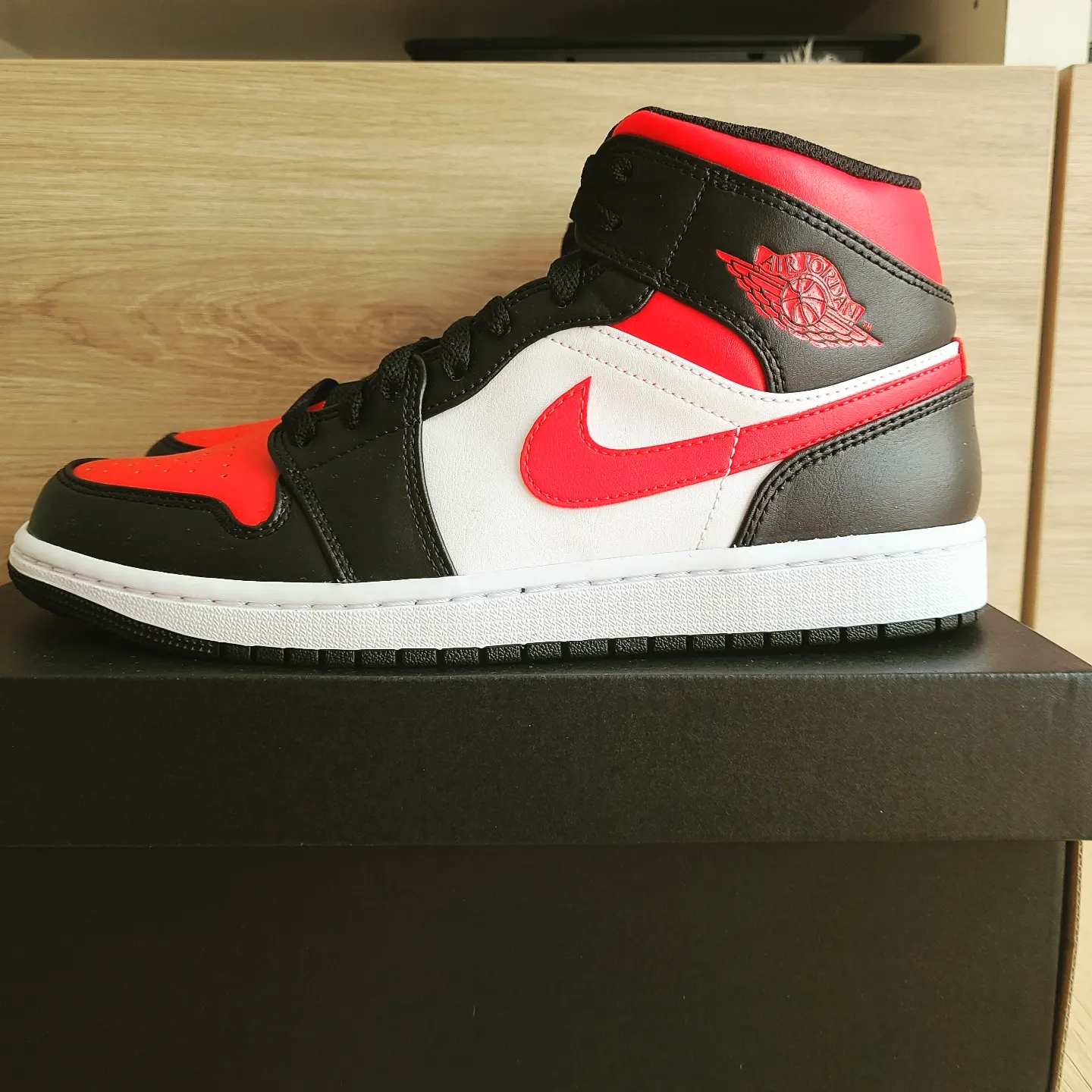 Jordan 1 Mid Black Fire Red 착용 스타일 - 2