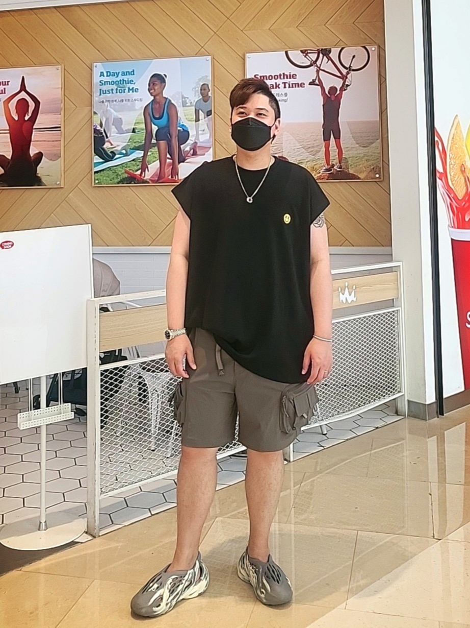 Adidas Yeezy Foam RNNR MXT Moon Gray, Nike ACG Cargo Shorts Ironstone - Asia 착용 스타일 - 2