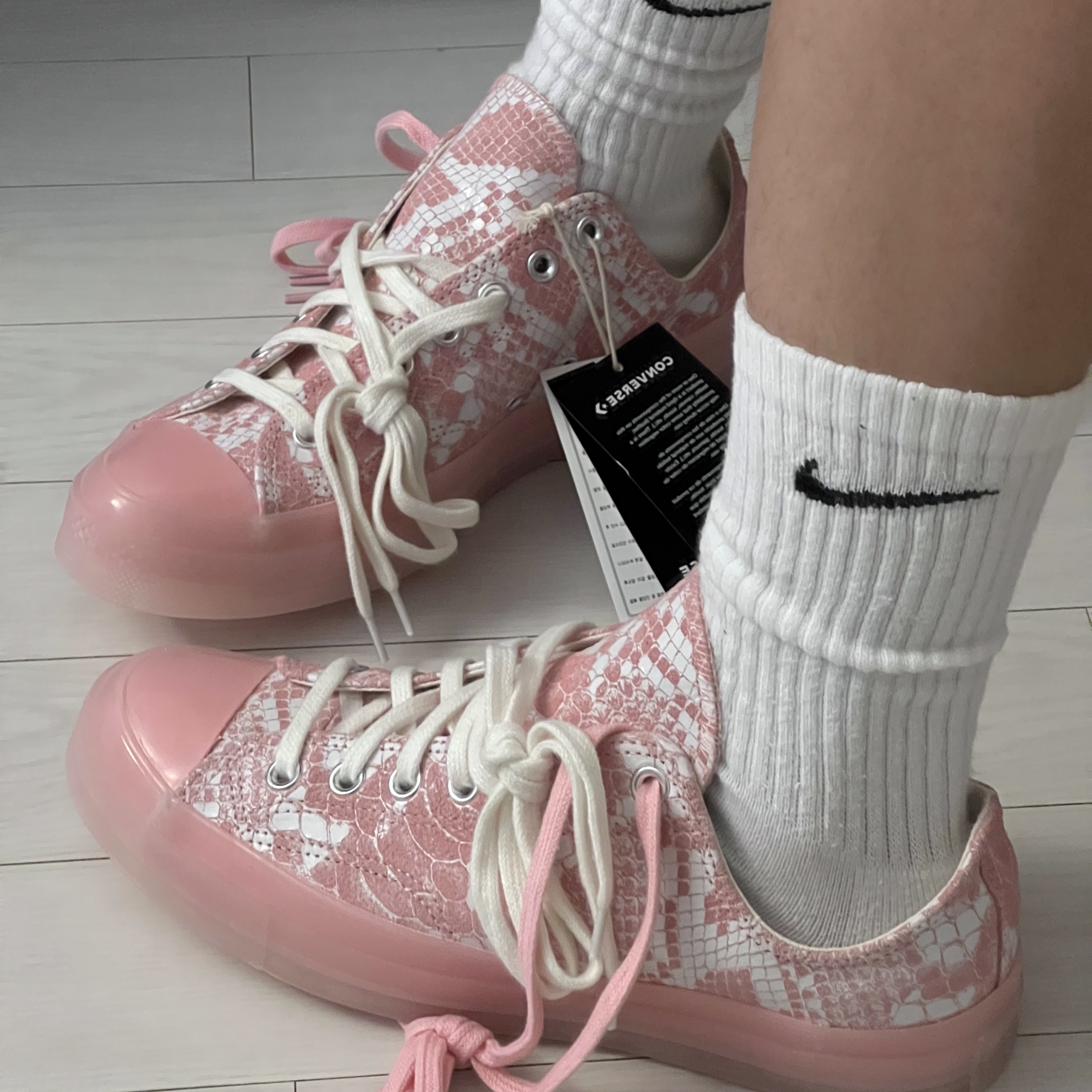 Converse x Golf Wang Chuck 70 Ox Snake Pink Dogwood 착용 스타일 - 2