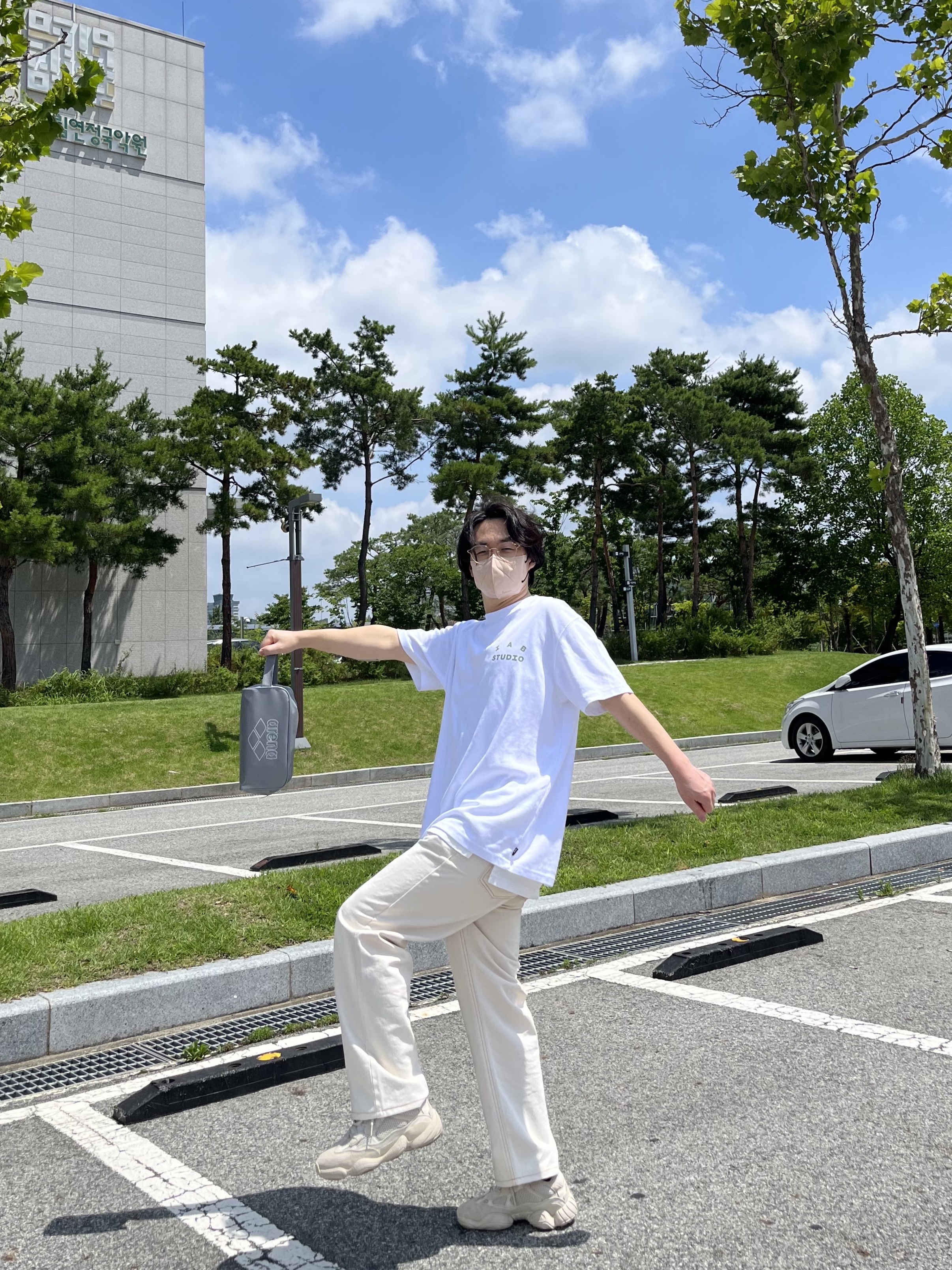 IAB Studio T-Shirt White Light Green, Adidas Yeezy 500 Blush 2018 착용 스타일