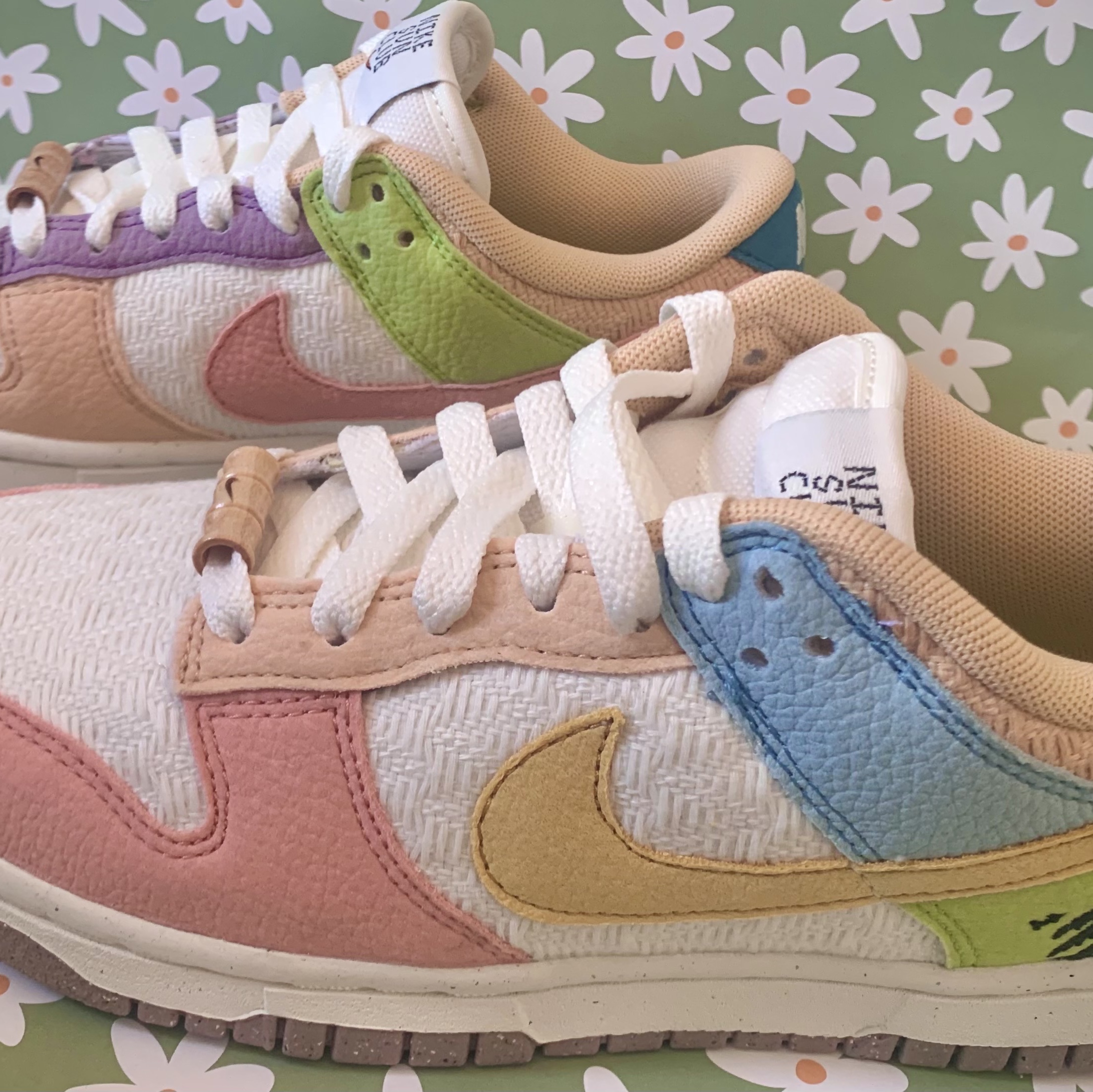(W) Nike Dunk Low SE Sun Club Sanded Gold, (W) Nike Dunk Low Next Nature Barely Green and White 착용 스타일 - 1