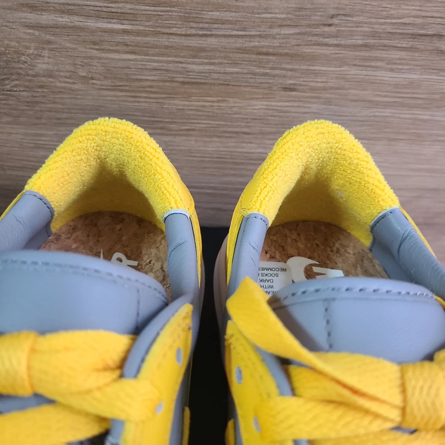 (W) Jordan 1 Elevate Low Cement Grey Varsity Maize 착용 스타일 - 3