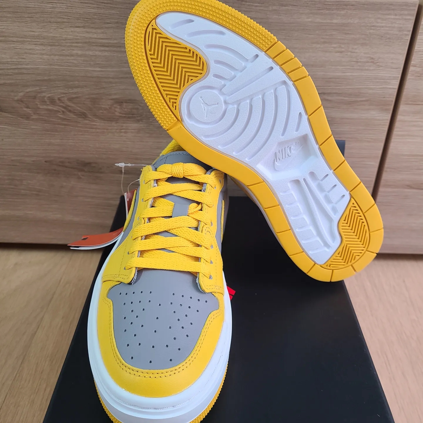 (W) Jordan 1 Elevate Low Cement Grey Varsity Maize 착용 스타일 - 4