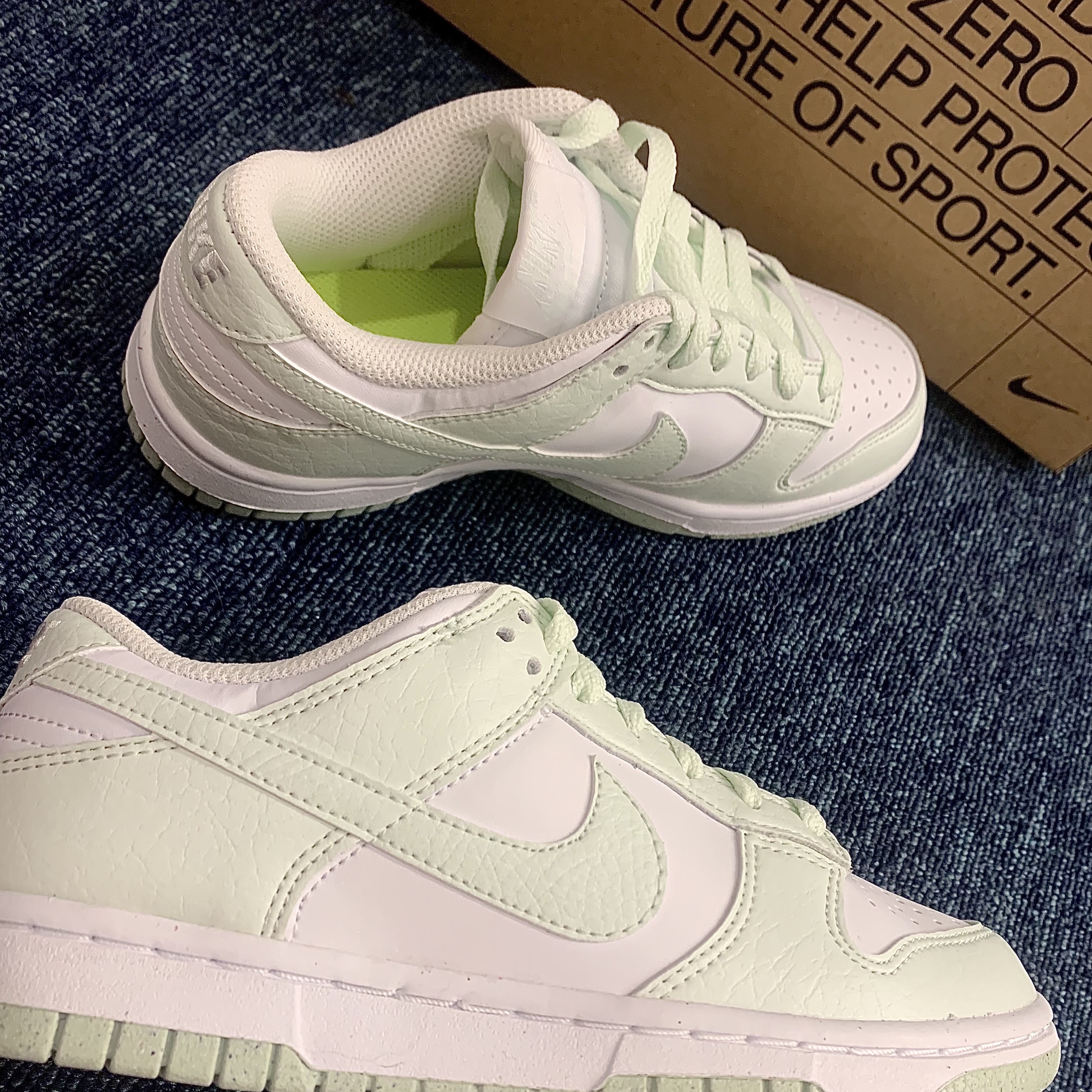 (W) Nike Dunk Low SE Sun Club Sanded Gold, (W) Nike Dunk Low Next Nature Barely Green and White 착용 스타일 - 3