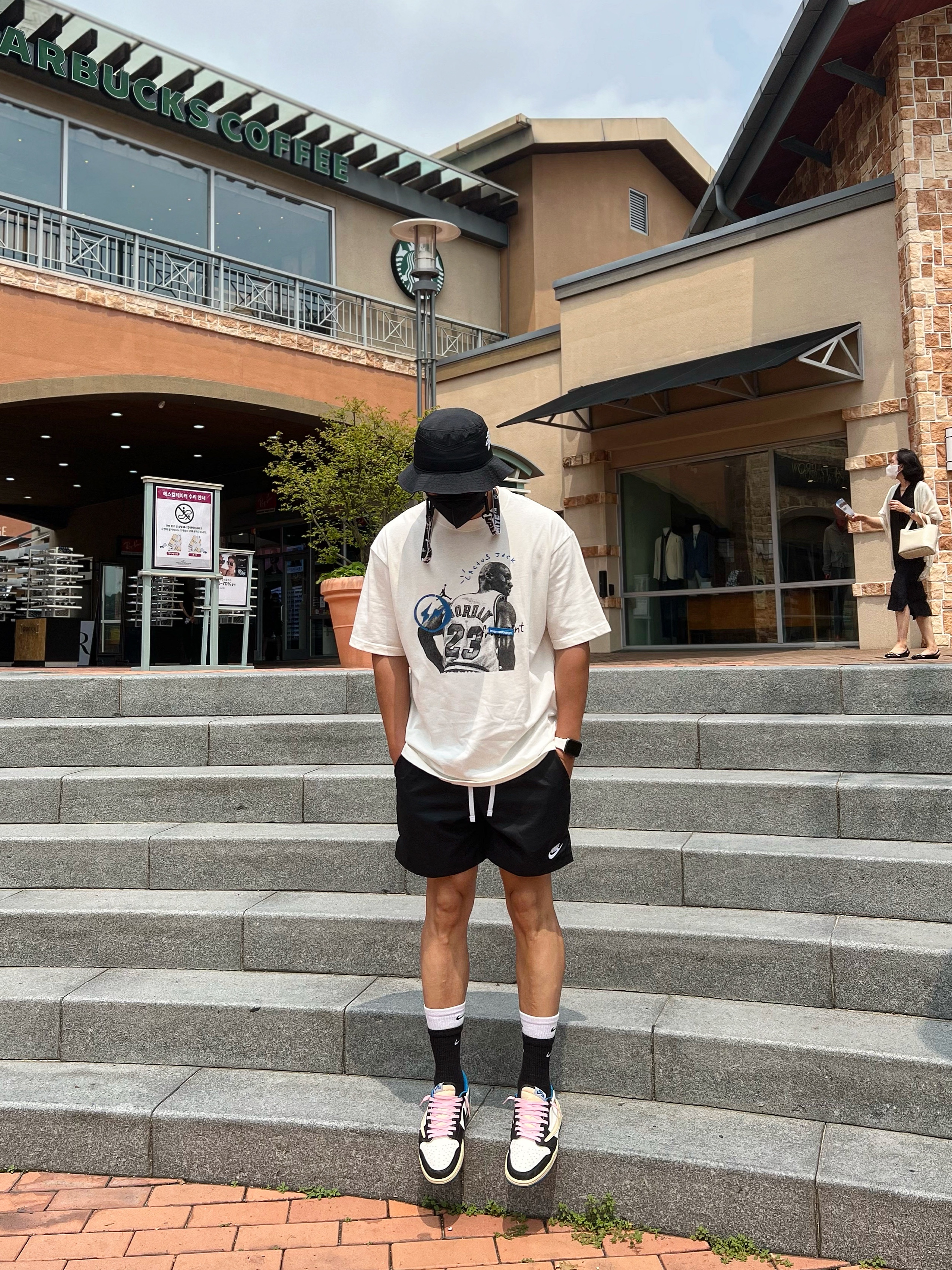 Jordan 1 x Travis Scott x Fragment Retro Low OG SP Military Blue, Jordan x Travis Scott x Fragment T-Shirt Sail (DJ0619-133) 착용 스타일