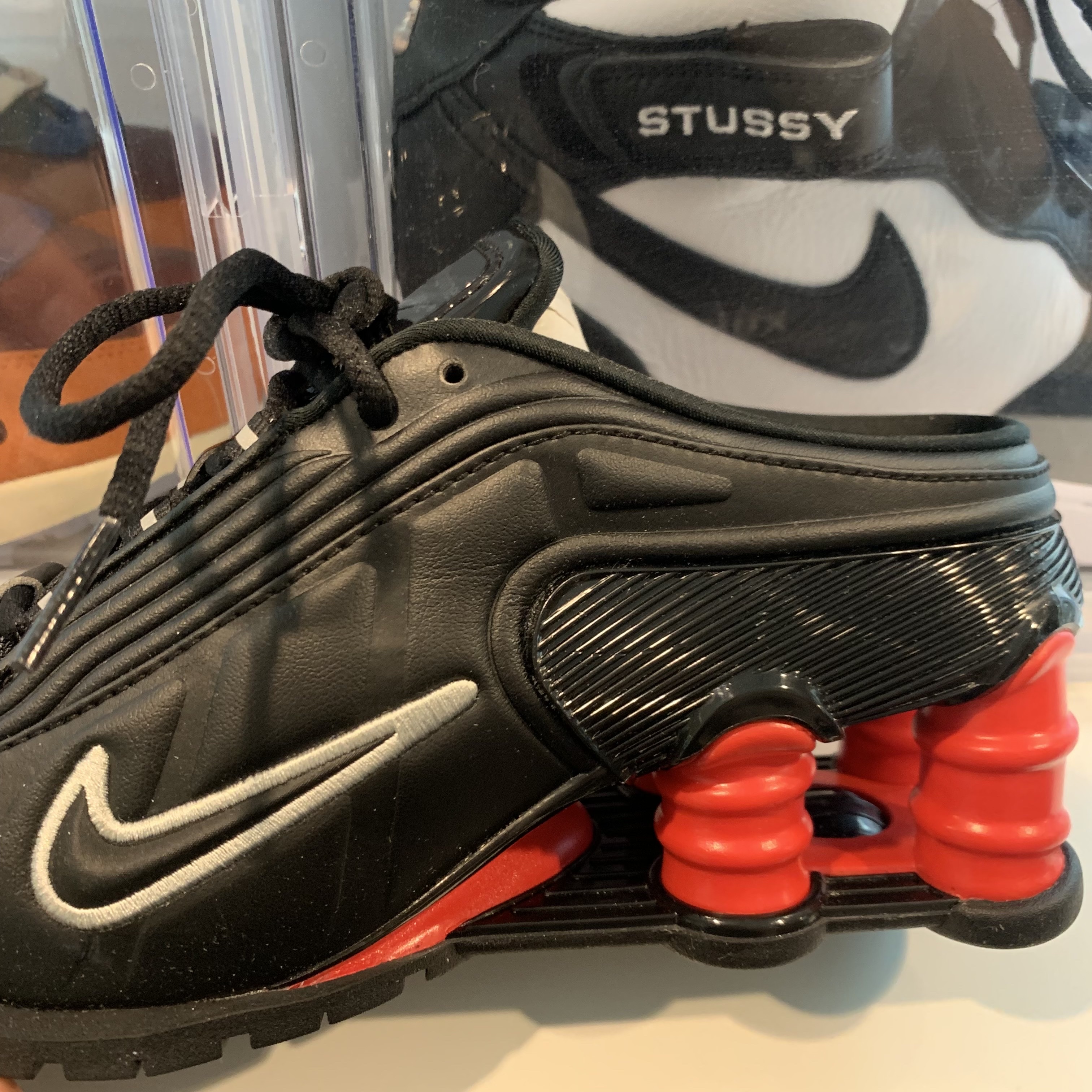 Nike x Martine Rose Shox MR4 Black 착용 스타일 - 2