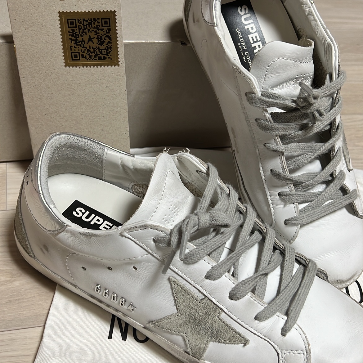 (W) Golden Goose Superstar White Silver Heel Tab Sneakers 착용 스타일