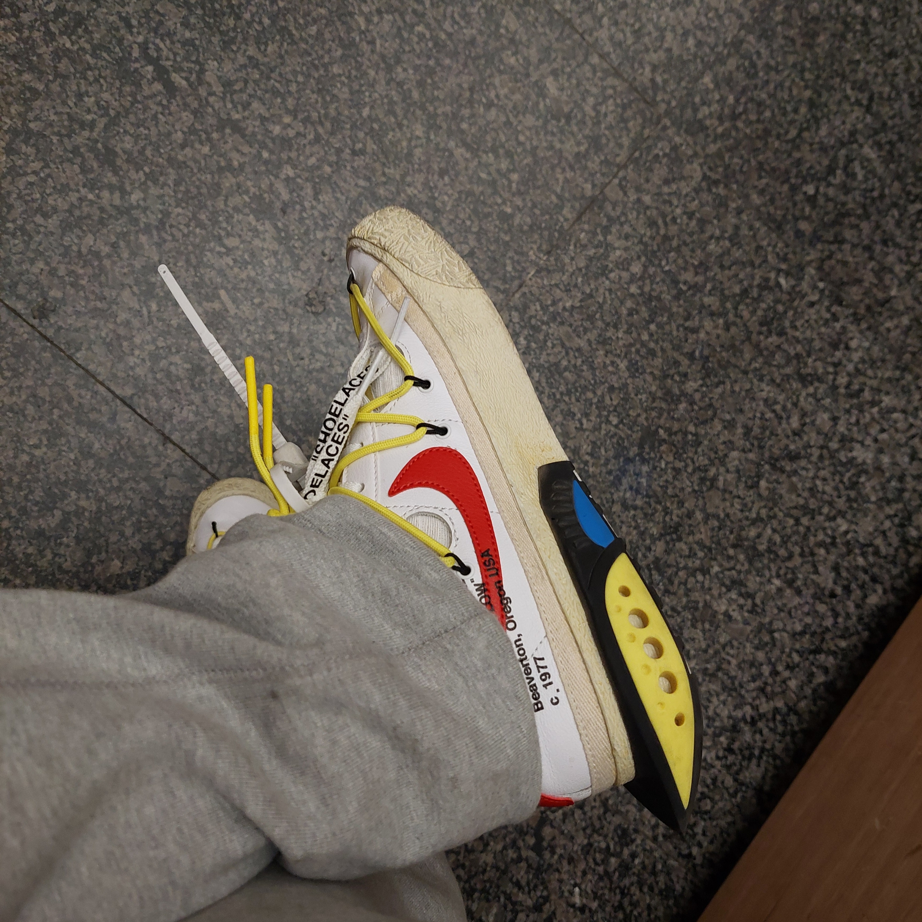 Nike x Off-White Blazer Low '77 White and University Red 착용 스타일 - 1