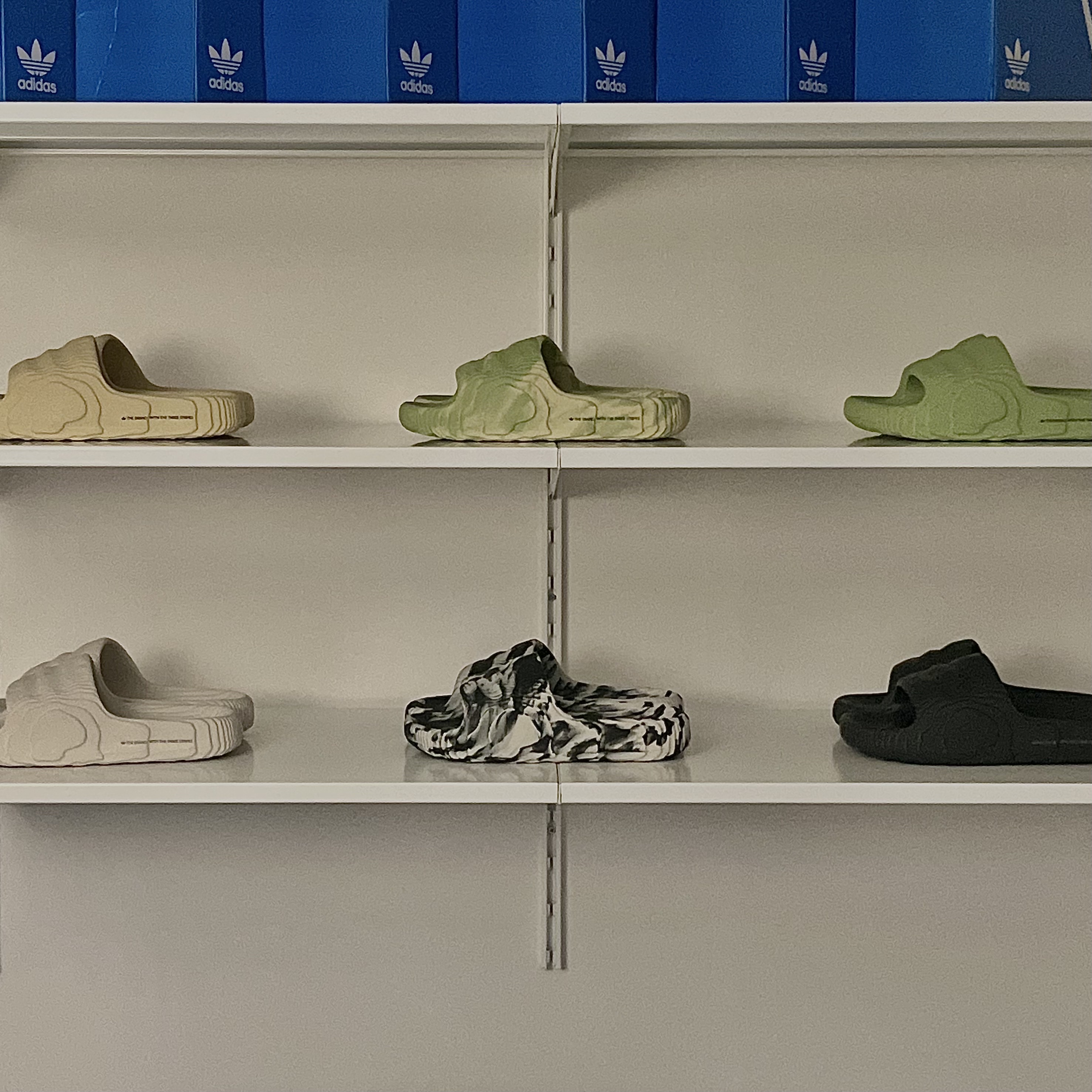 Adidas Adilette 22 Carbon Aluminium, Adidas Adilette 22 Carbon 착용 스타일