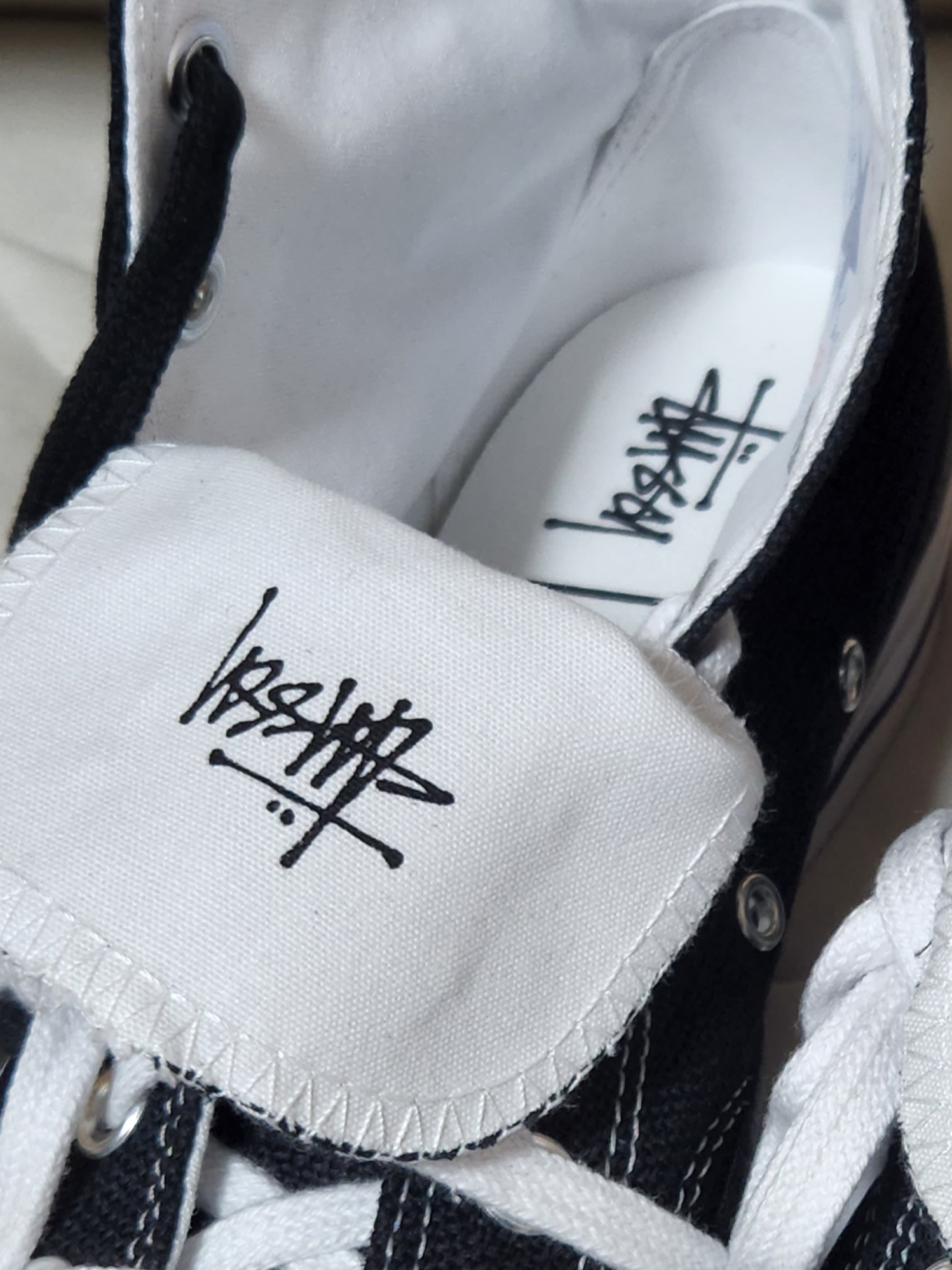 Converse x Stussy Chuck 70 High Black 착용 스타일 - 3