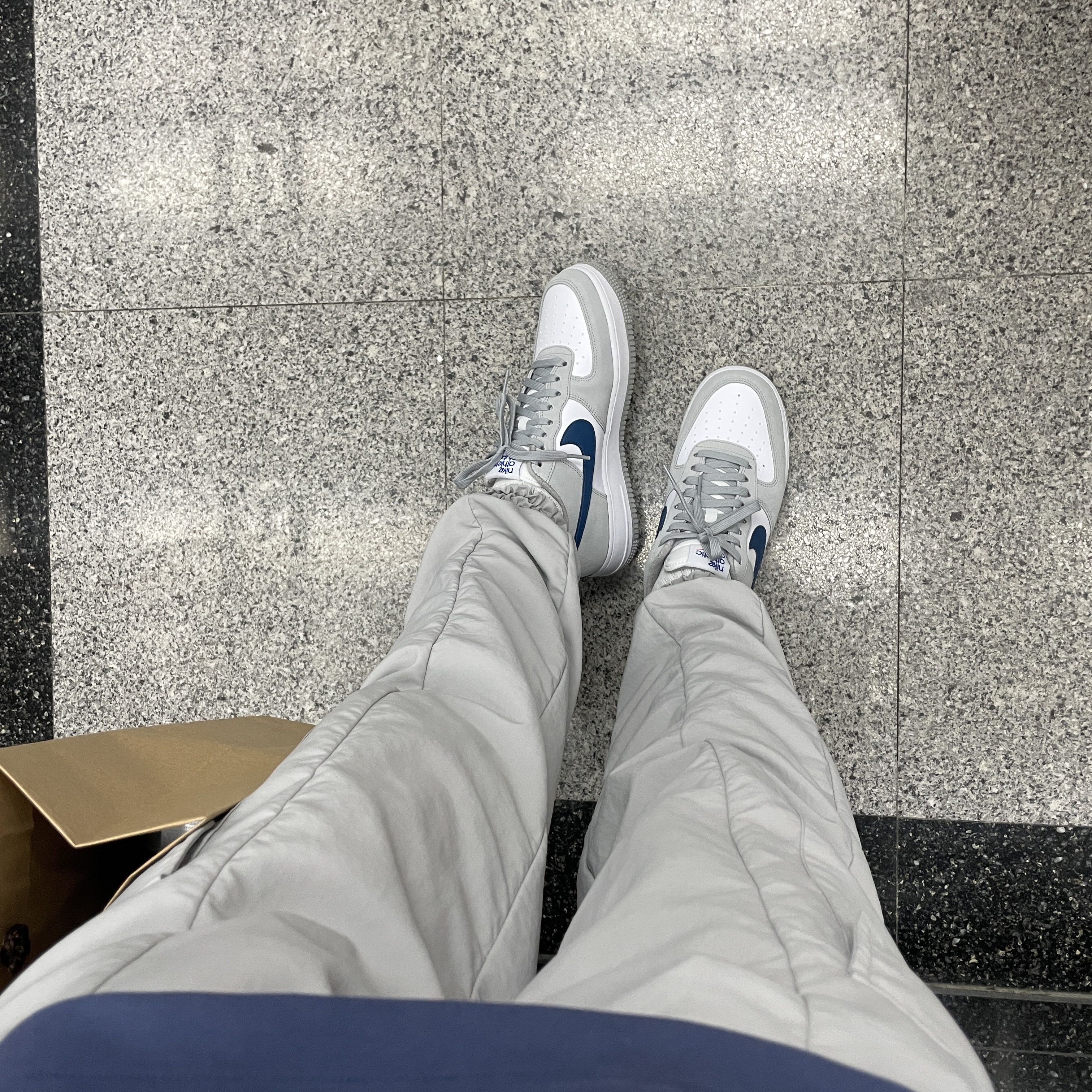 Nike Air Force 1 '07 LV8 Athletic Club Light Smoke Grey Marina 착용 스타일