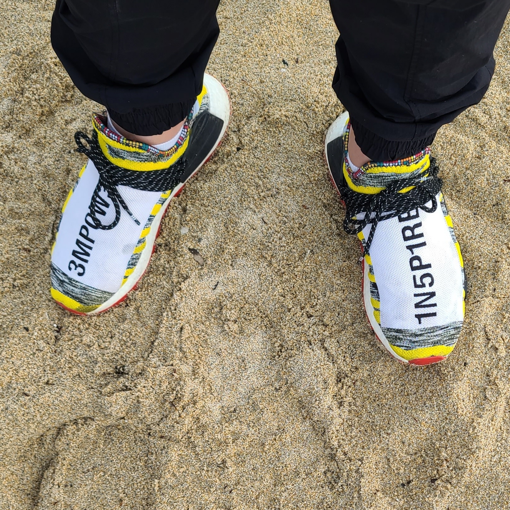 Adidas x Pharrell Williams Hu NMD Solar Pack Red 착용 스타일