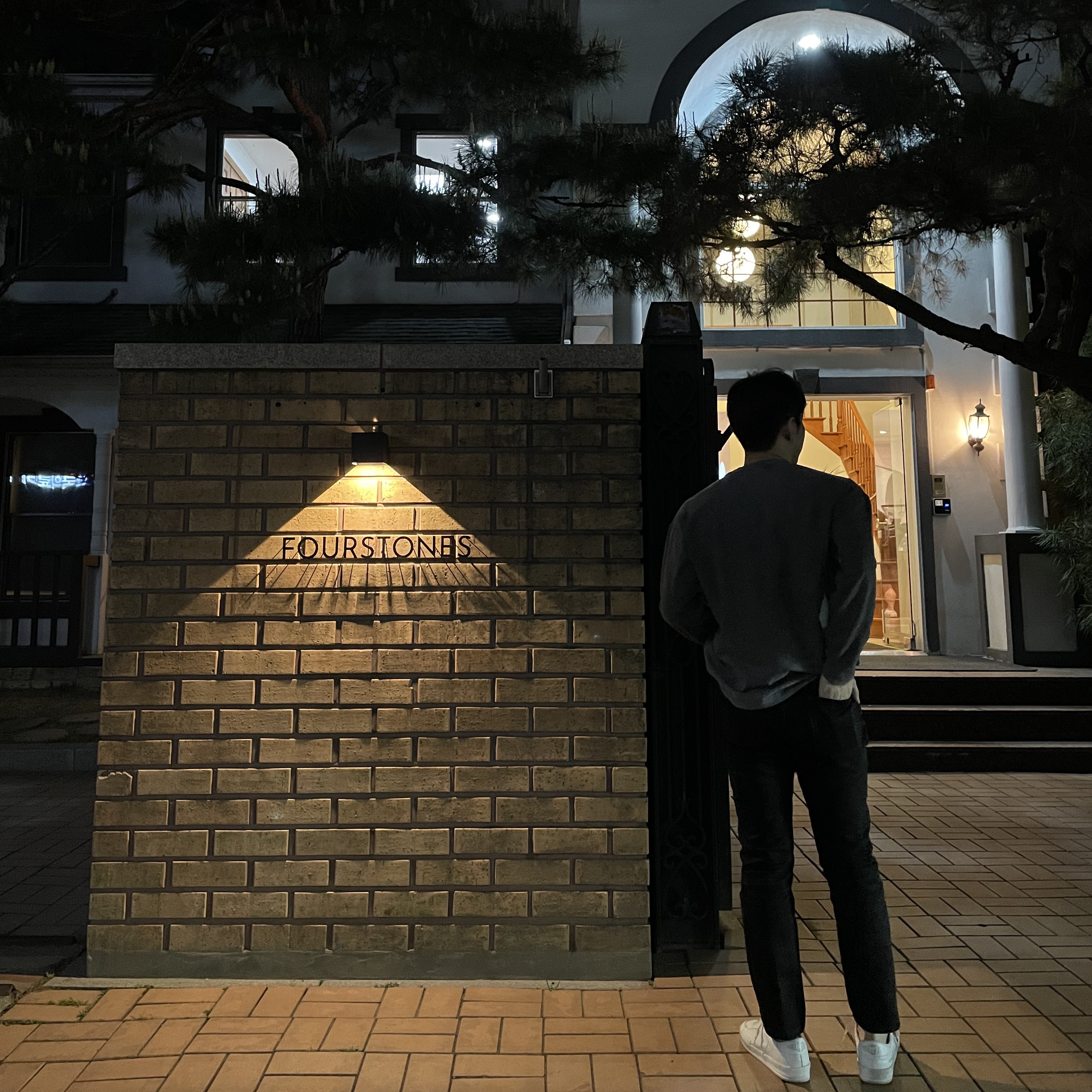 Golden Goose Stardan Total White Sneakers 착용 스타일