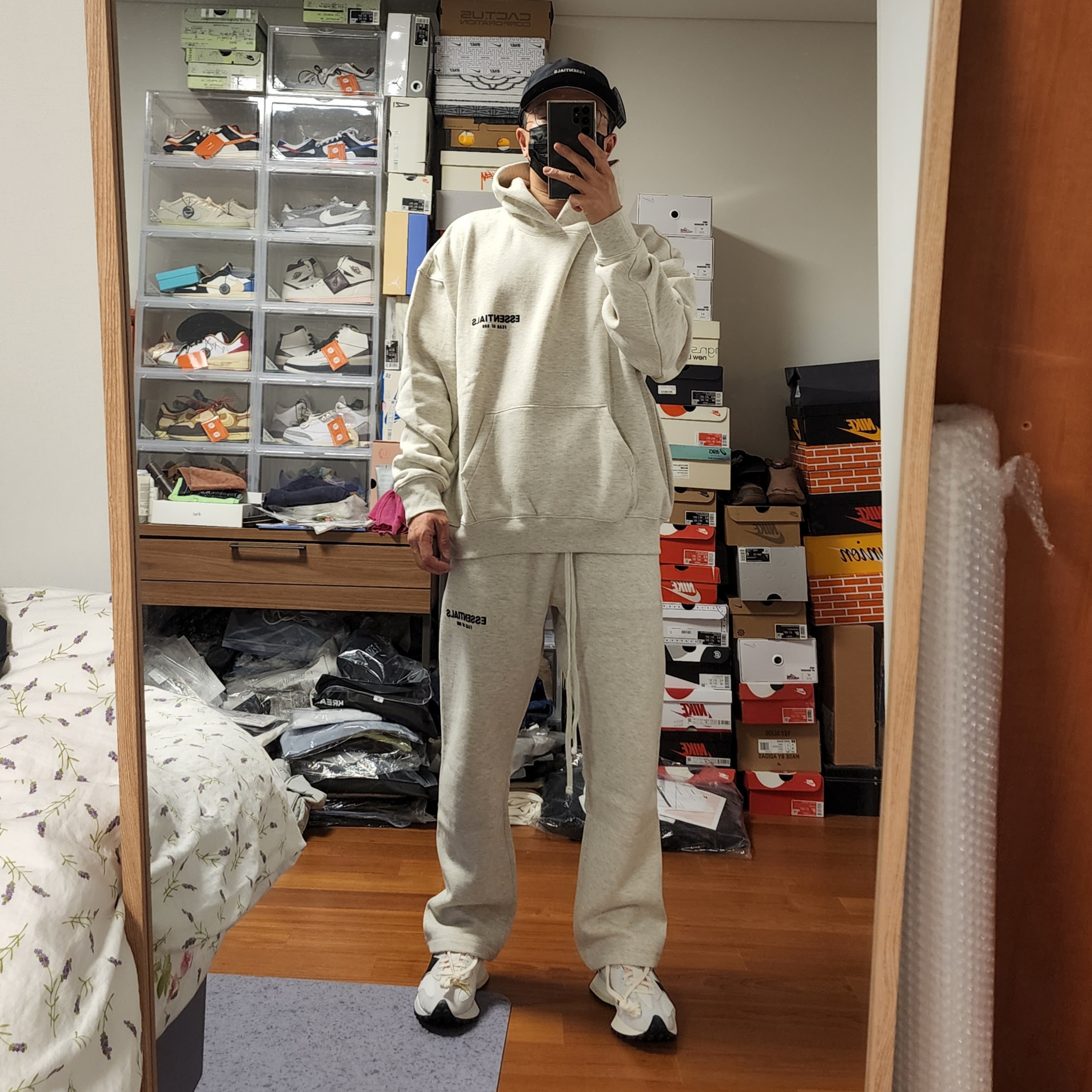 Essentials The Core Collection Hoodie Light Oatmeal, Essentials The Core Collection Relaxed Sweatpants Light Oatmeal 착용 스타일 - 2