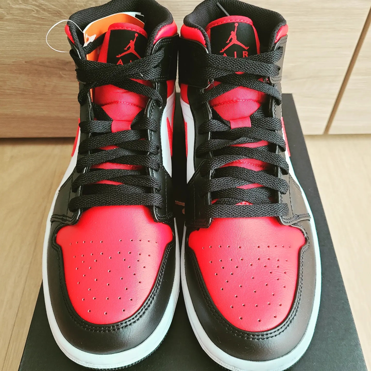 Jordan 1 Mid Black Fire Red 착용 스타일 - 3
