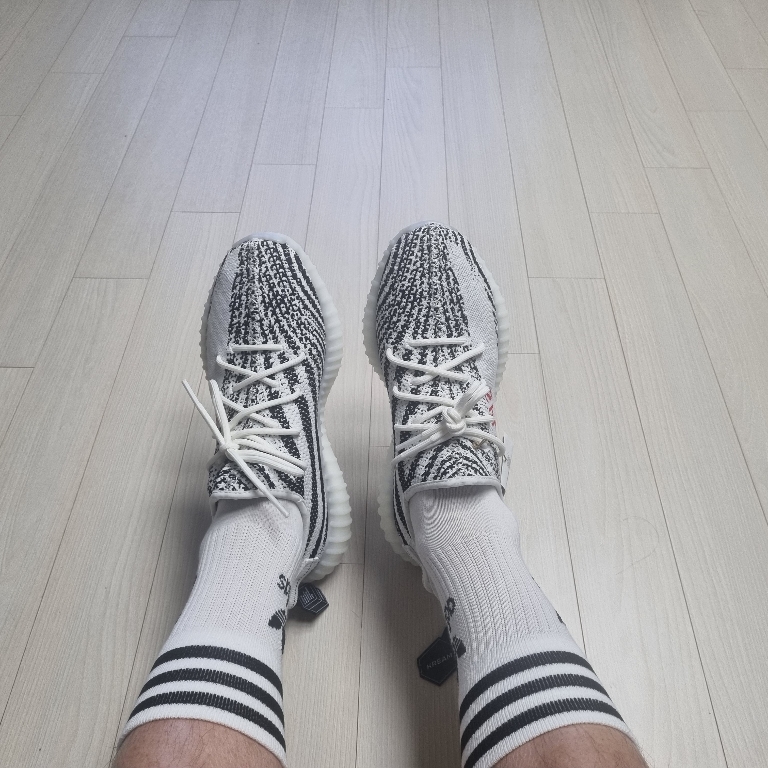 Adidas Yeezy Boost 350 V2 Zebra 2022/2023 착용 스타일