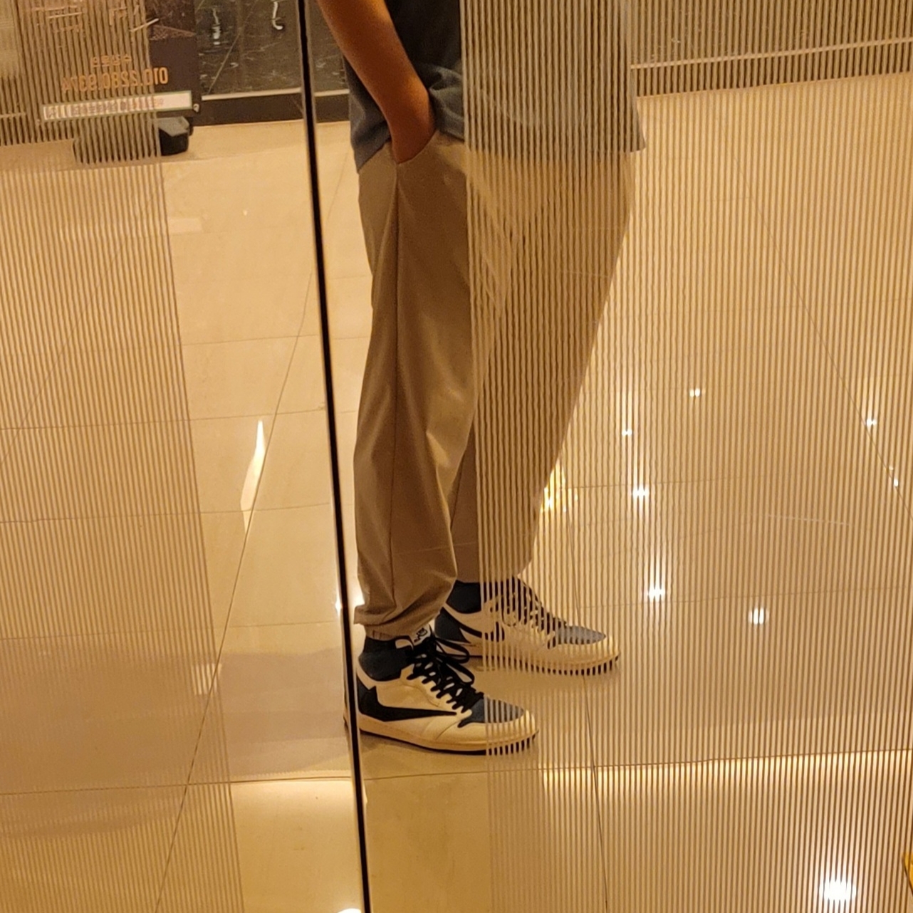 Jordan 1 x Travis Scott x Fragment Retro High OG SP Military Blue 착용 스타일 - 3