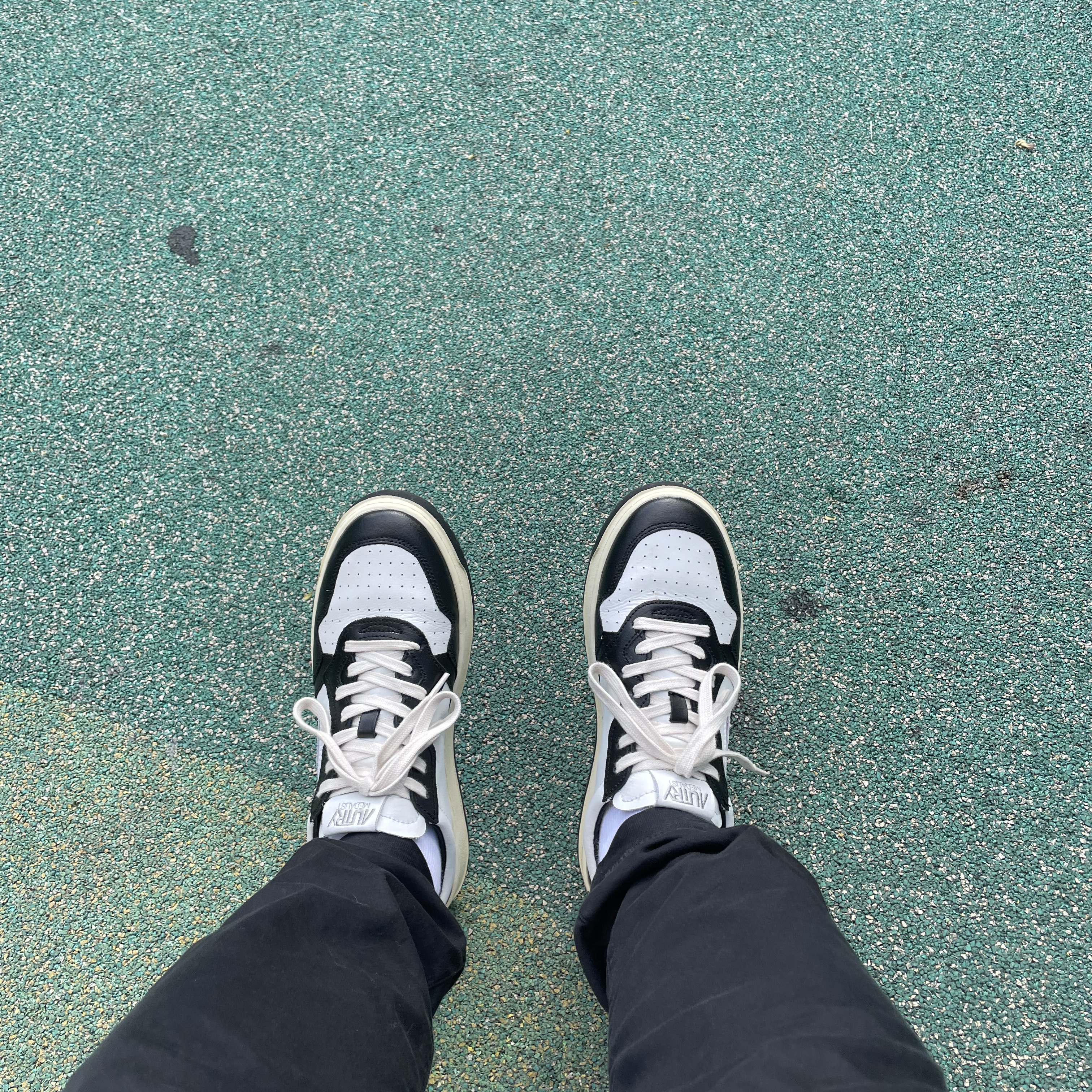 Autry Medalist Low Leather Sneakers Black White 착용 스타일 - 2