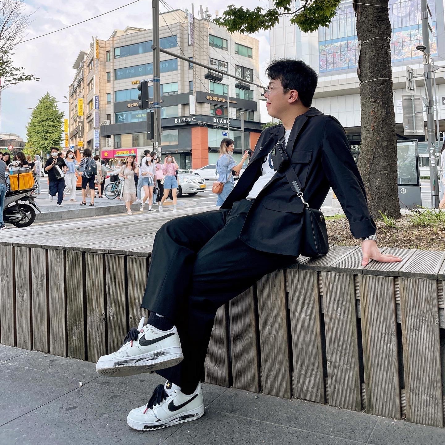 Nike x Peaceminusone Air Force 1 Low Para-Noise 2.0, Prada Re-Nylon and Saffiano Leather Shoulder Bag Black 착용 스타일