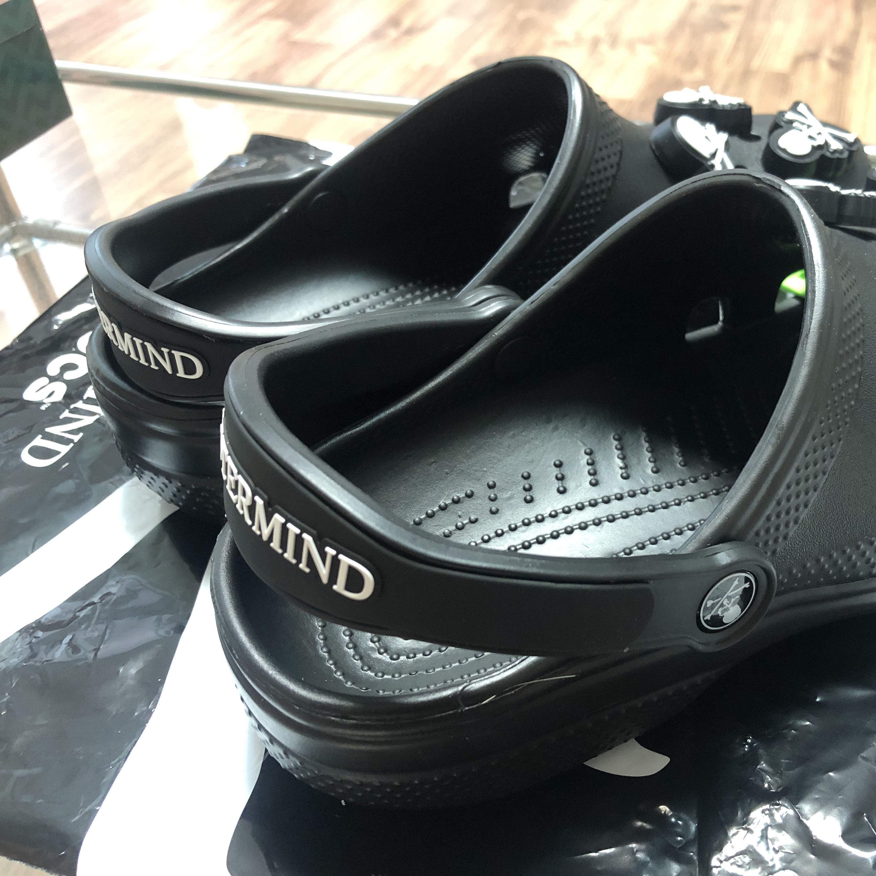 Crocs x Mastermind Classic Clog Black 착용 스타일 - 2