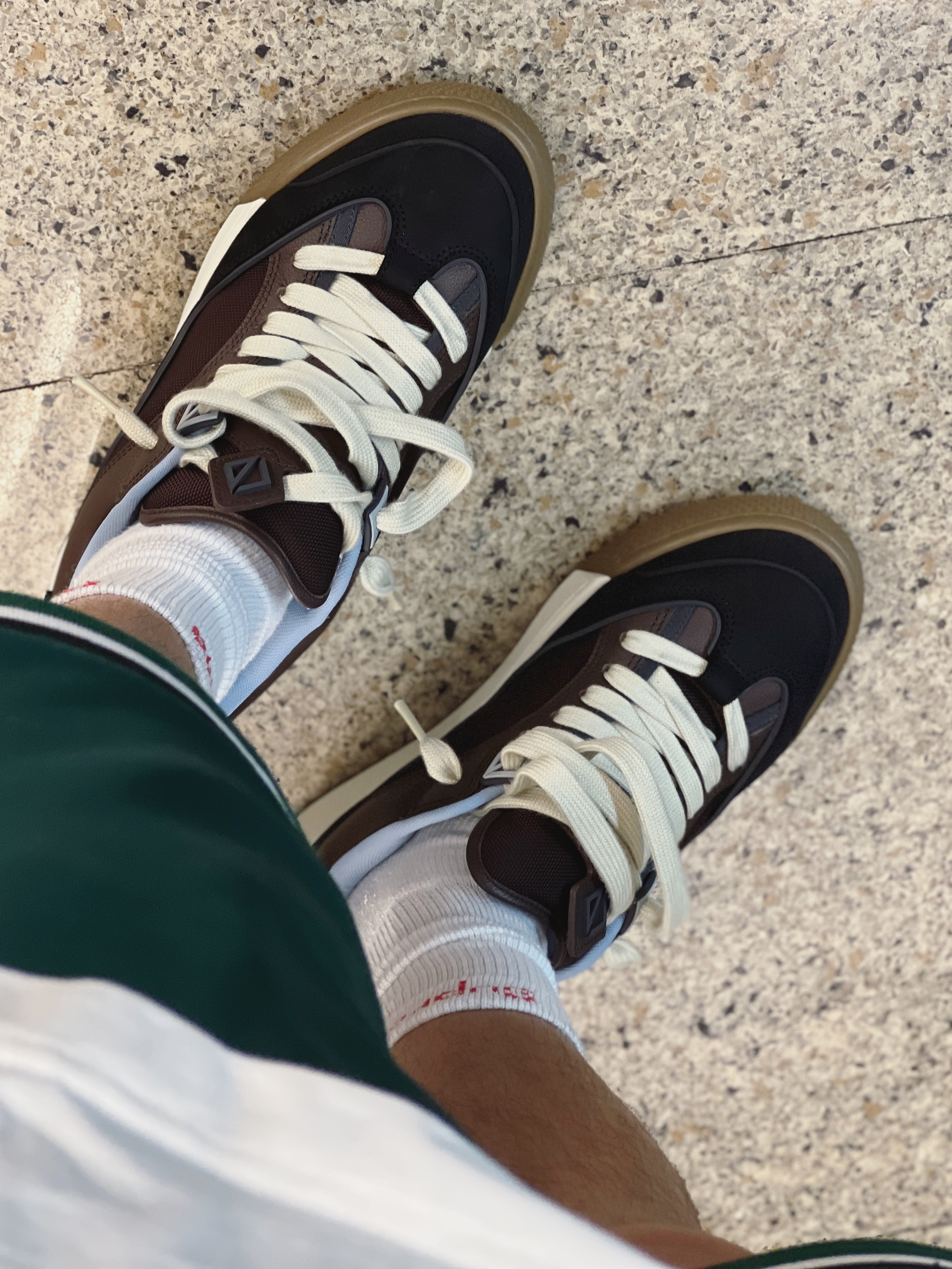 Dior x Cactus Jack B713 Sneakers Mocha Black 착용 스타일 - 2