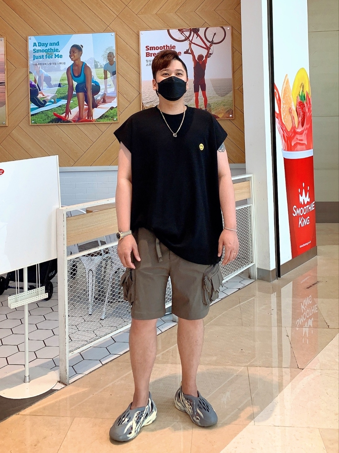 Adidas Yeezy Foam RNNR MXT Moon Gray, Nike ACG Cargo Shorts Ironstone - Asia 착용 스타일 - 3