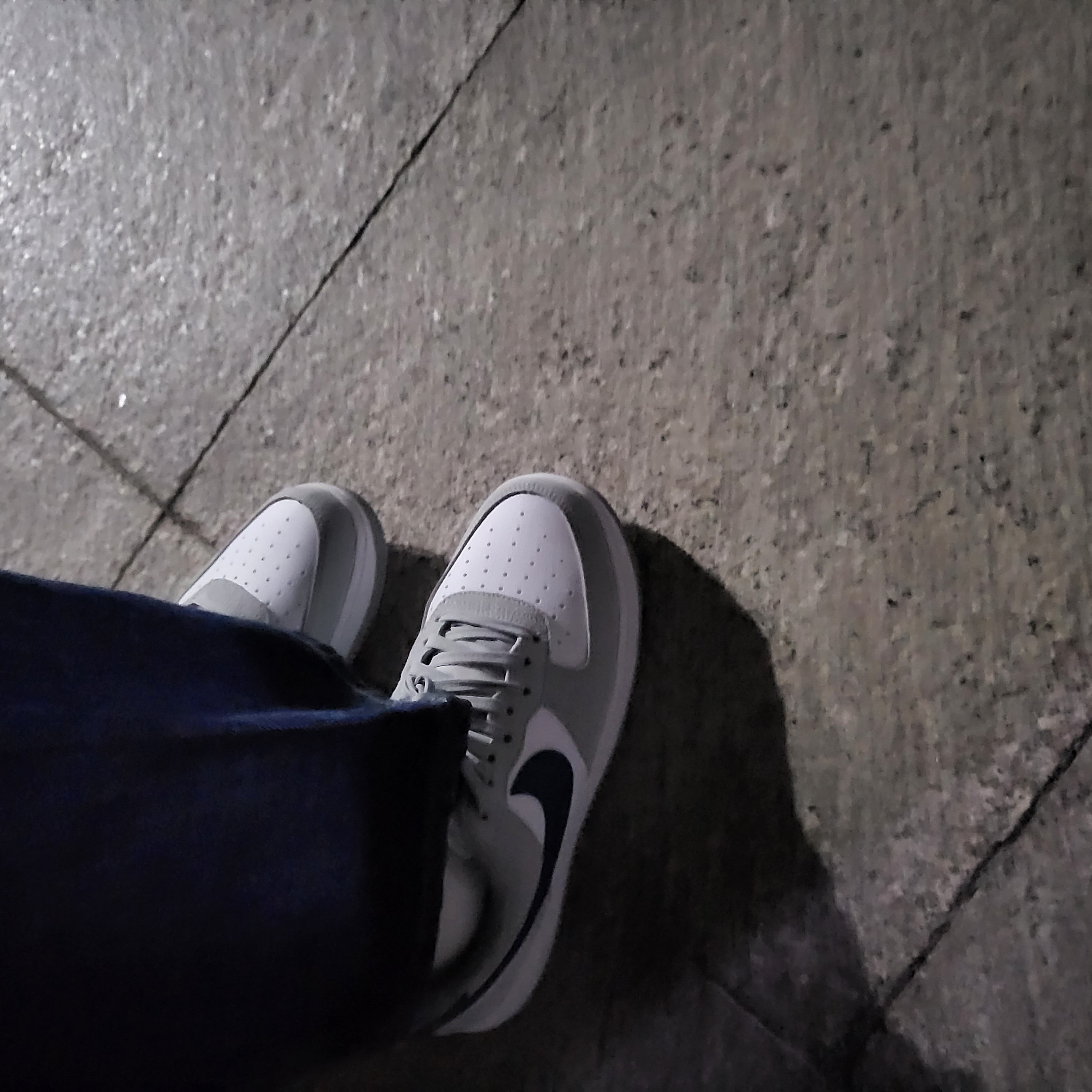 Nike Air Force 1 '07 LV8 Athletic Club Light Smoke Grey Marina 착용 스타일 - 2