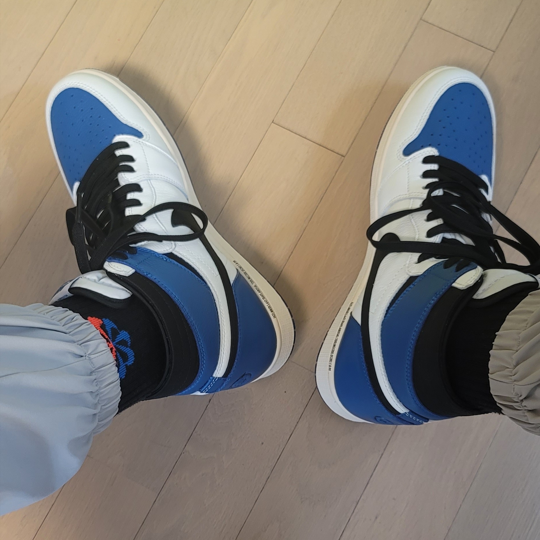 Jordan 1 x Travis Scott x Fragment Retro High OG SP Military Blue 착용 스타일 - 2