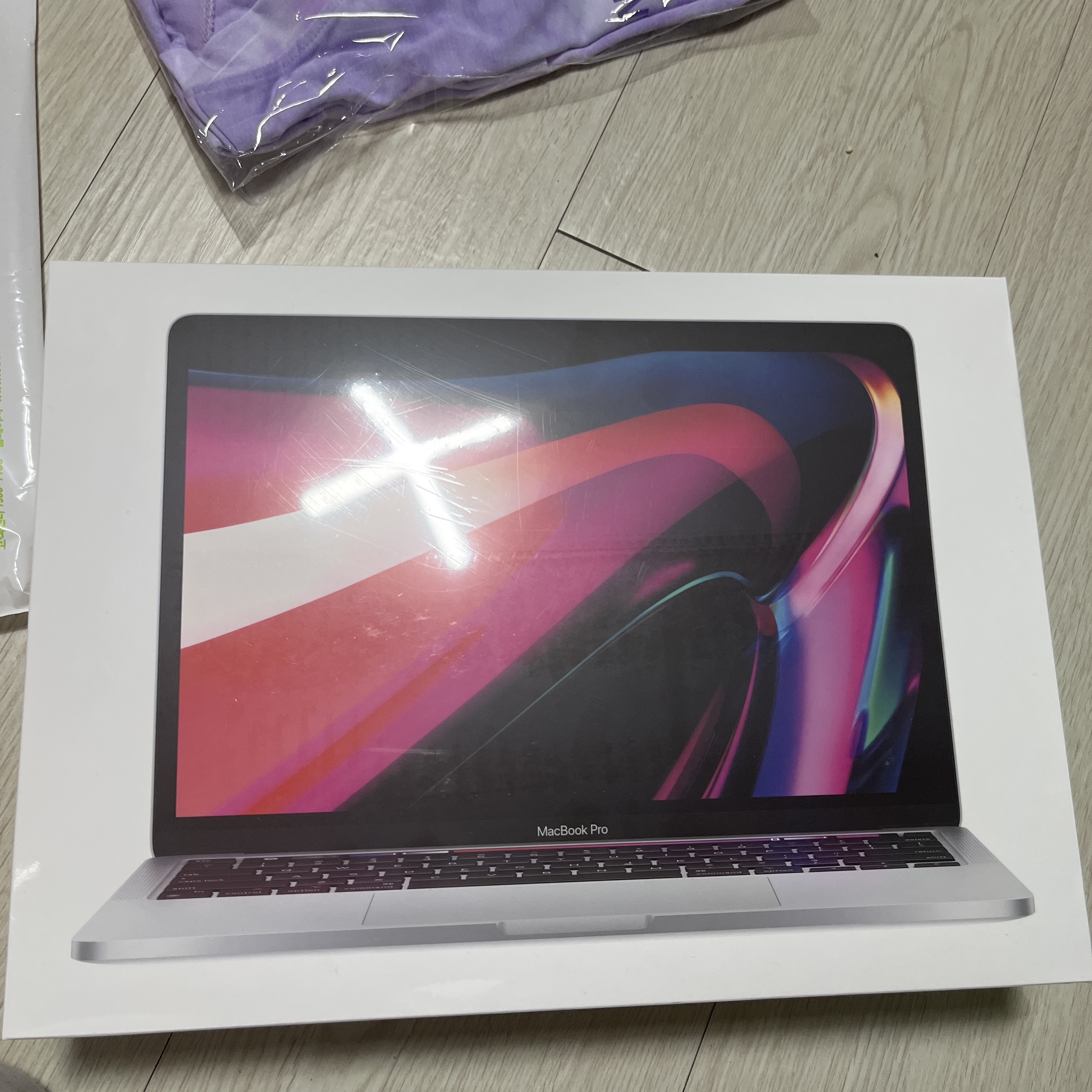 Apple 2020 MacBook Pro 13 M1 256GB SSD / 8GB RAM Silver (Korean Ver.) 착용 스타일 - 1