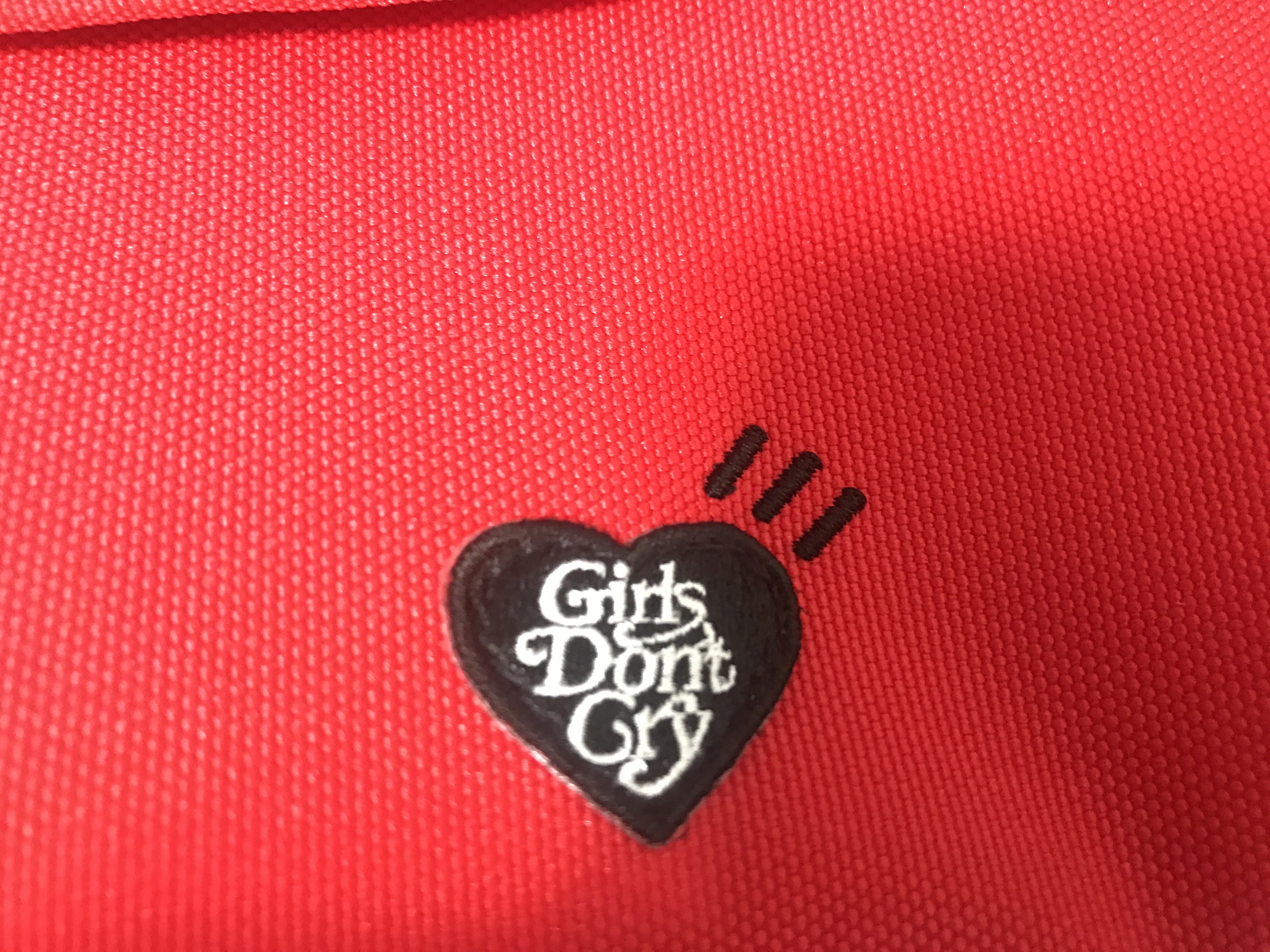 Human Made x Brooklyn Machine Works x Verdy Girls Don't Cry Messenger Bag Red 착용 스타일 - 5