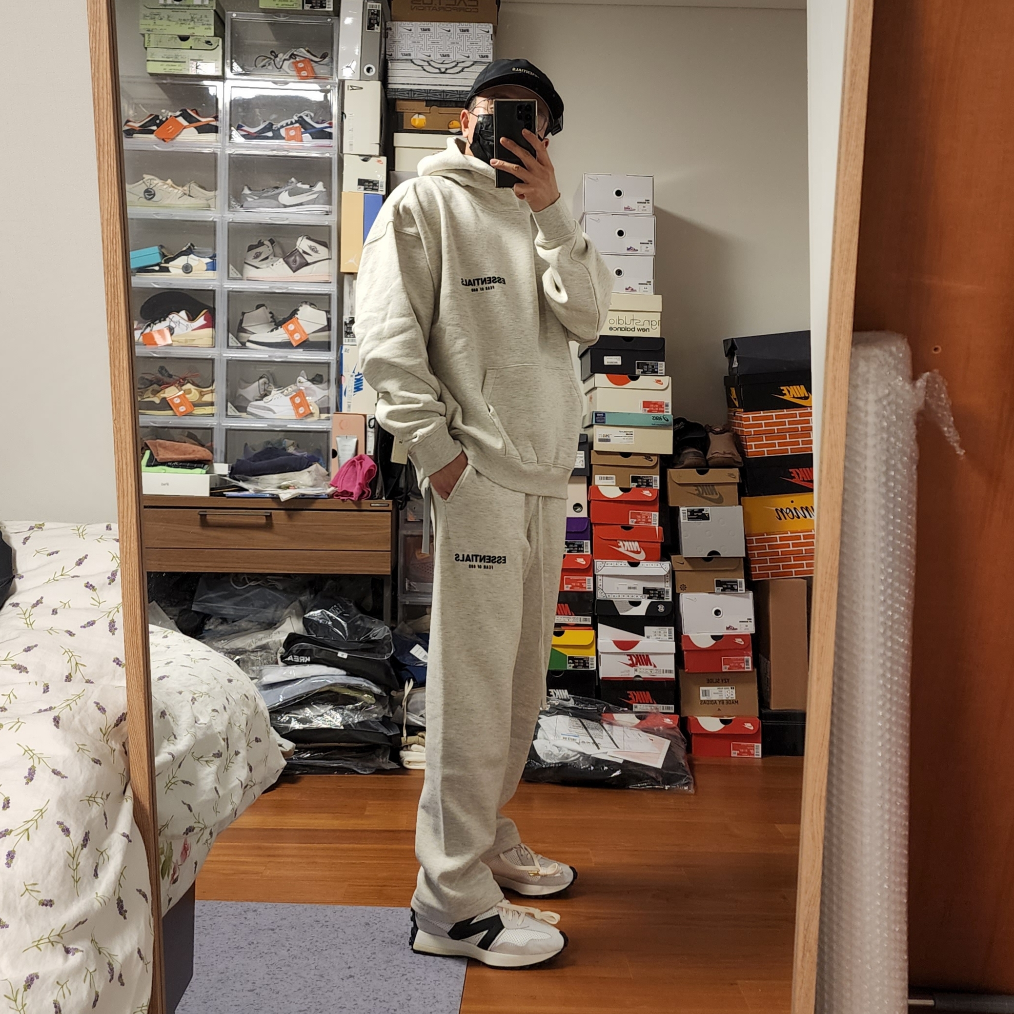 Essentials The Core Collection Hoodie Light Oatmeal, Essentials The Core Collection Relaxed Sweatpants Light Oatmeal 착용 스타일 - 3