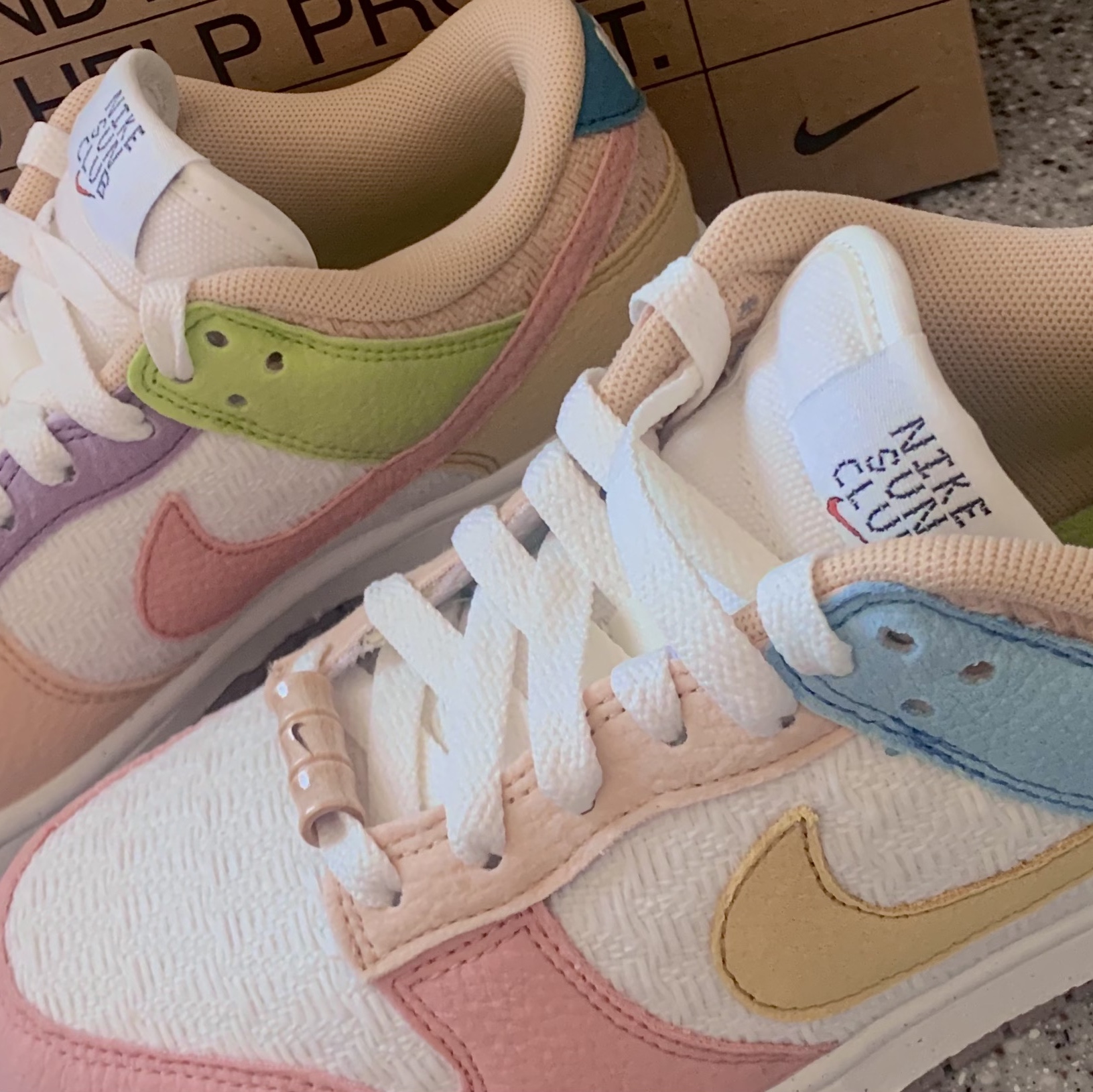 (W) Nike Dunk Low SE Sun Club Sanded Gold, (W) Nike Dunk Low Next Nature Barely Green and White 착용 스타일 - 2