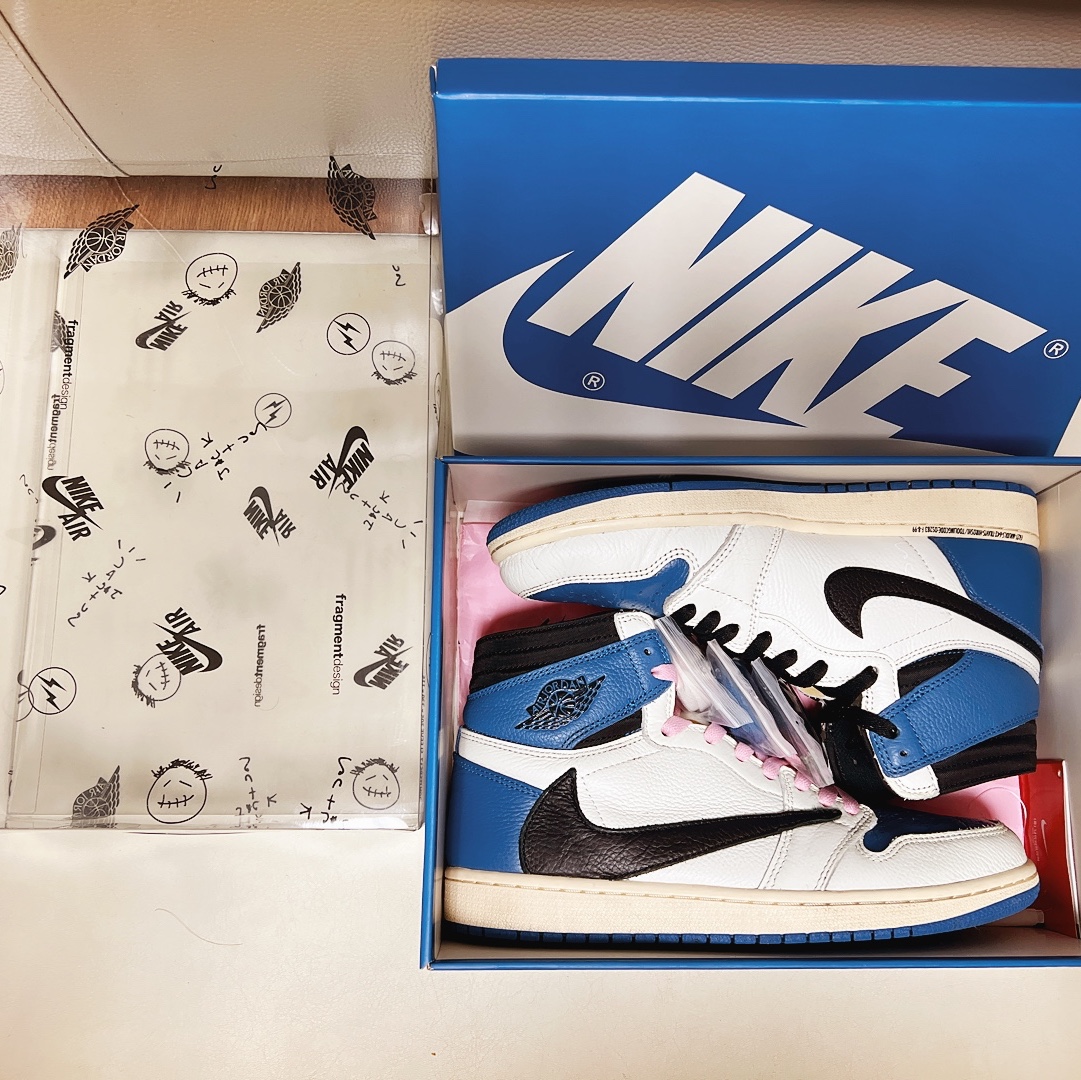 Jordan 1 x Travis Scott x Fragment Retro High OG SP Military Blue, Jordan 1 x Travis Scott Retro High OG SP Mocha 착용 스타일 - 1