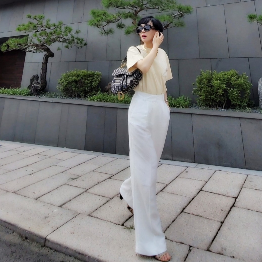 Dior Saddle Bag Blue Dior Oblique Jacquard 착용 스타일