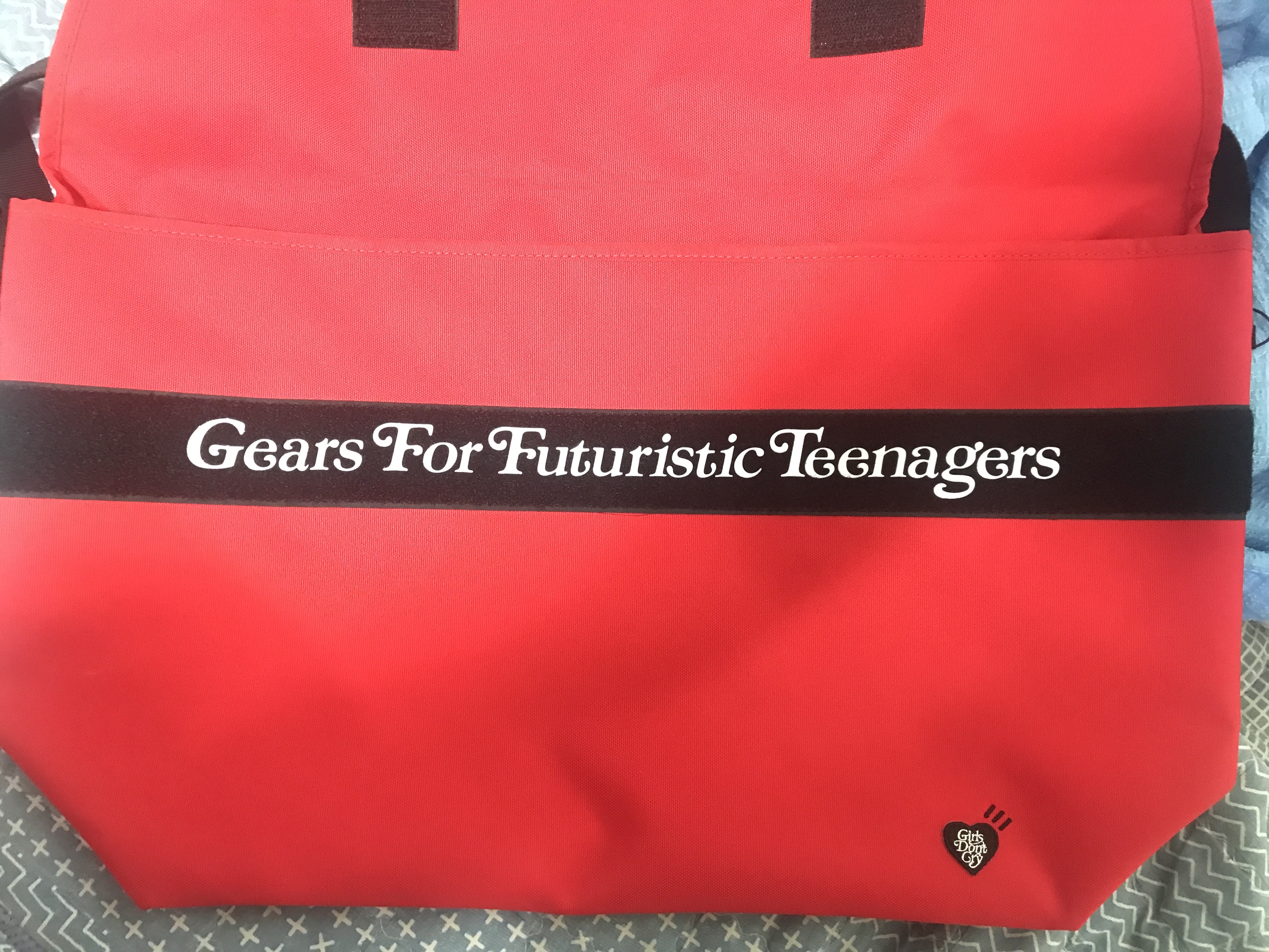 Human Made x Brooklyn Machine Works x Verdy Girls Don't Cry Messenger Bag Red 착용 스타일 - 3