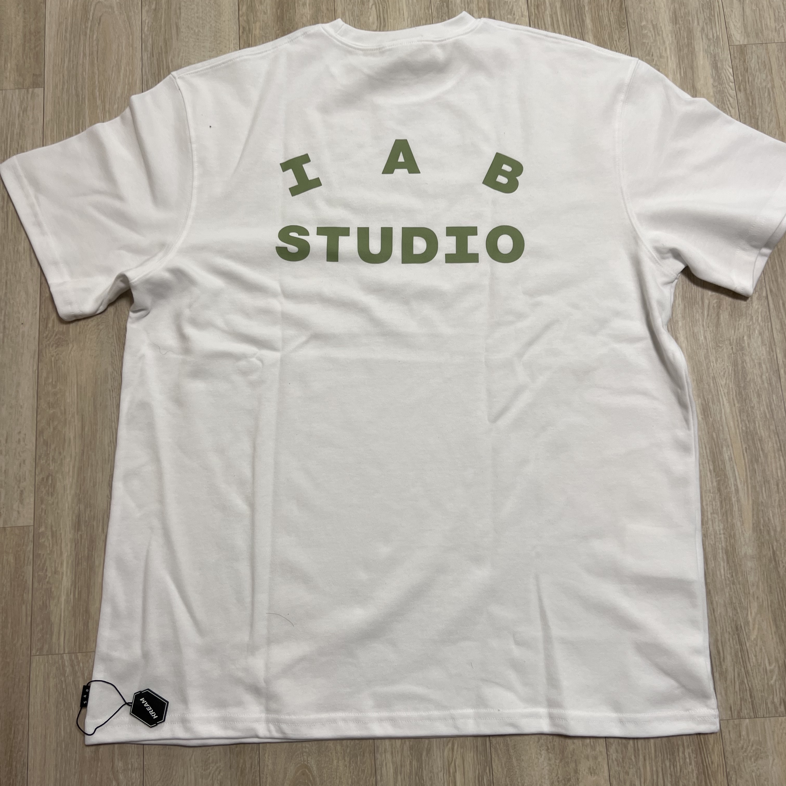 IAB Studio T-Shirt White Light Green 착용 스타일